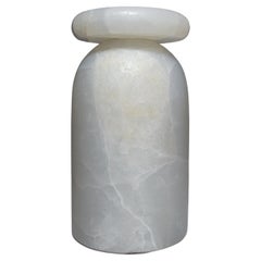 Taburete Cult, Mesa Auxiliar Escultórica, Ónix Hielo Mexicano / Mármol