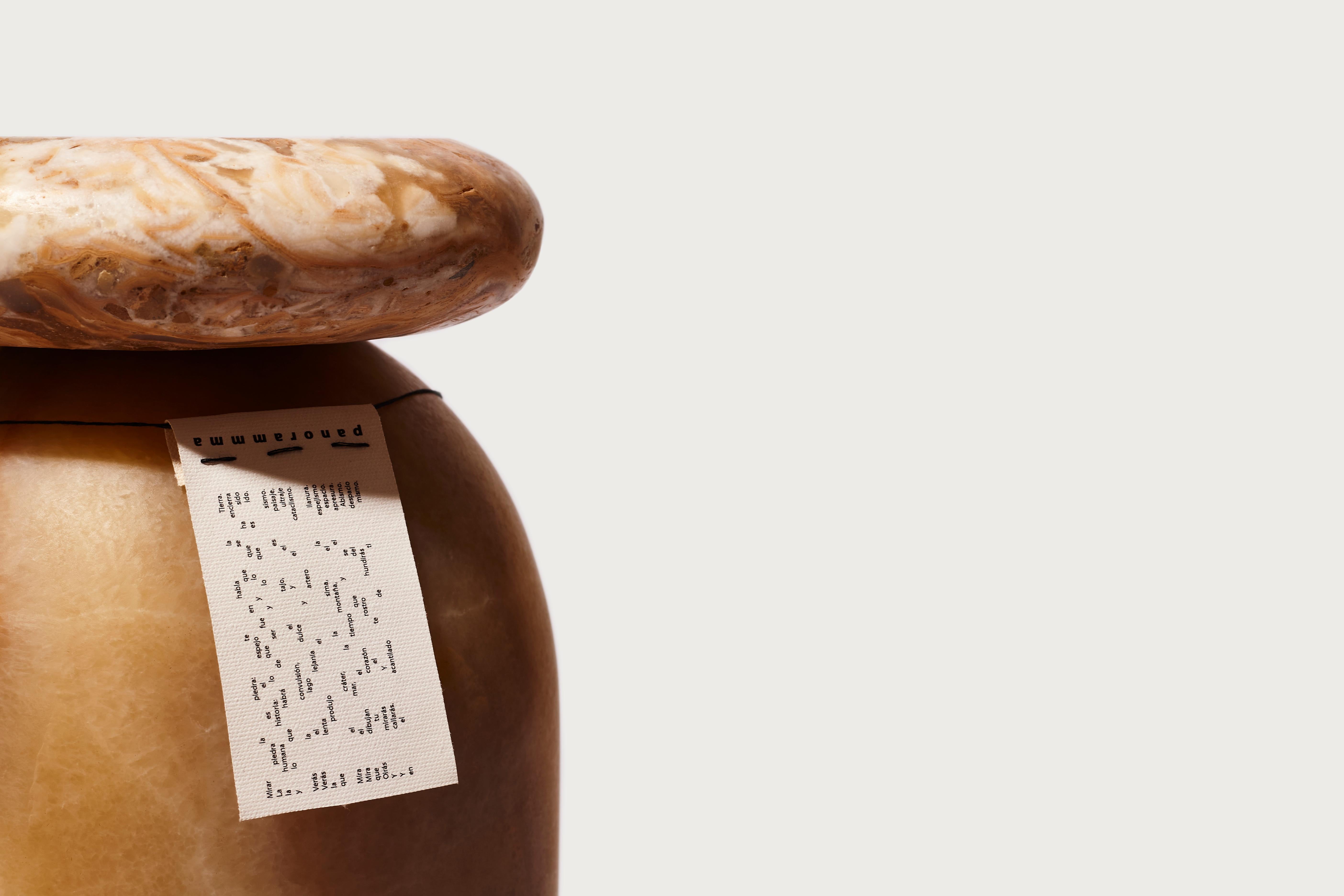 Cult Hocker/ Beistelltisch; ein handgeformter Stein aus mexikanischem Marmor und mexikanischem Onyxkonglomerat, der auf eine ursprüngliche skulptural-architektonische Sprache zurückgreift und gleichzeitig die Materialien auf modernistische Weise