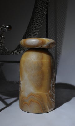 Sgabello di culto, tavolino scultoreo, conglomerato di marmo onice “Mexican Honey”