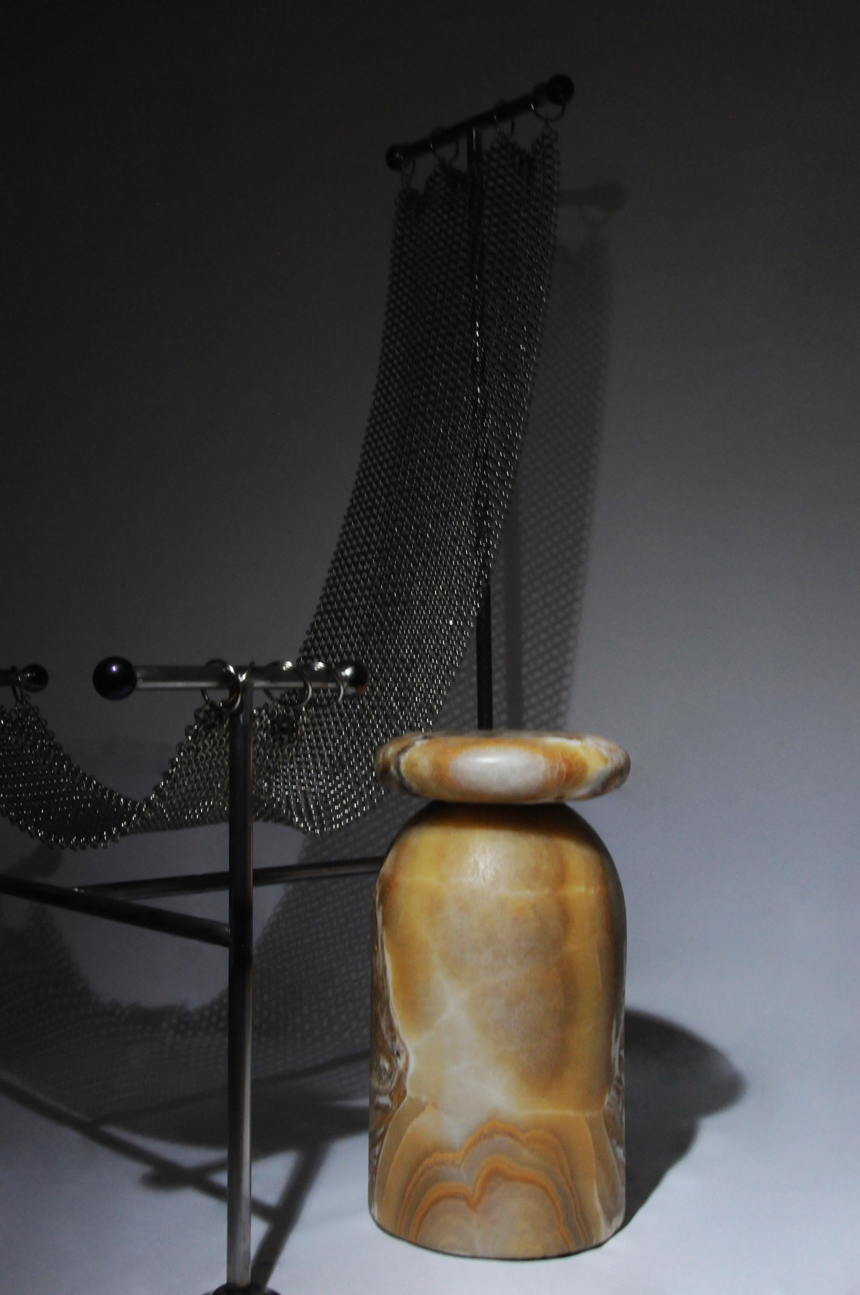 Mexicain Tabouret Cult, table d'appoint sculpturale, marbre onyx mexicain conglomerate en vente