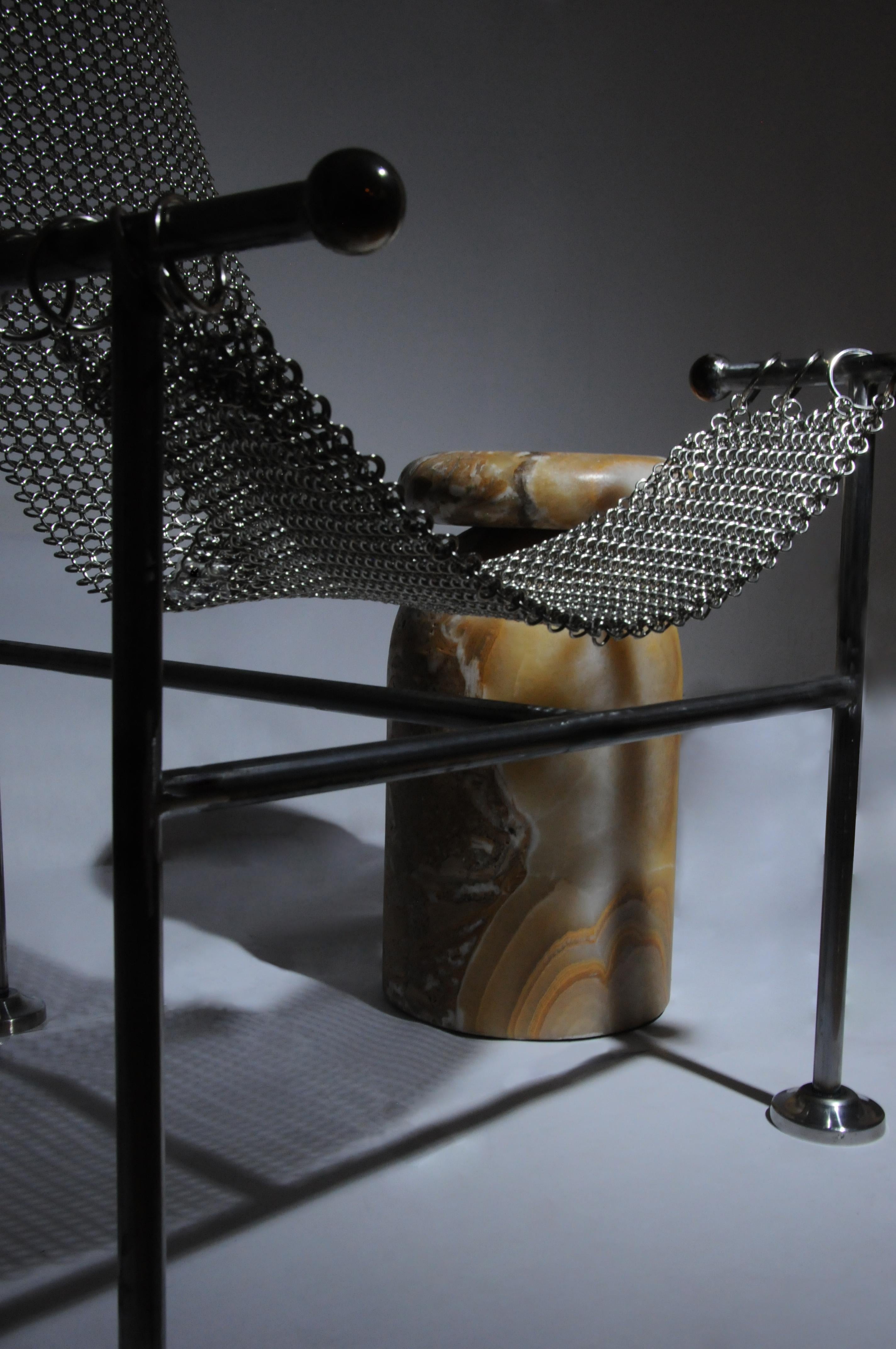 Sculpté à la main Tabouret Cult, table d'appoint sculpturale, marbre onyx mexicain conglomerate en vente