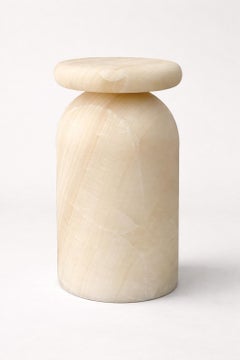 Sgabello Cult, Tavolino scultoreo, Onice bianco messicano / Marmo