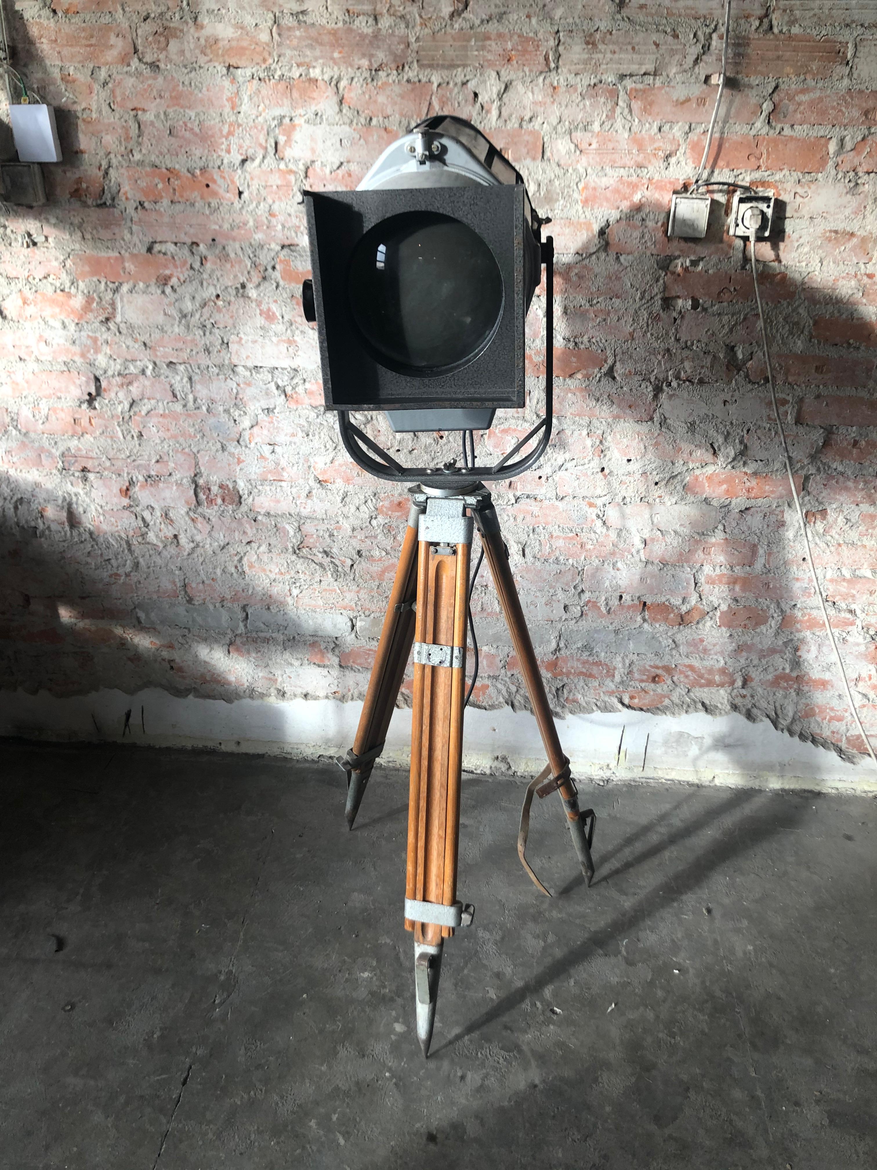 This lamp is from Germany - Berlin
Tripod is from Poland - Warsaw

This lamp is adjustable 145-200cm.

Producent: Veb Narva 