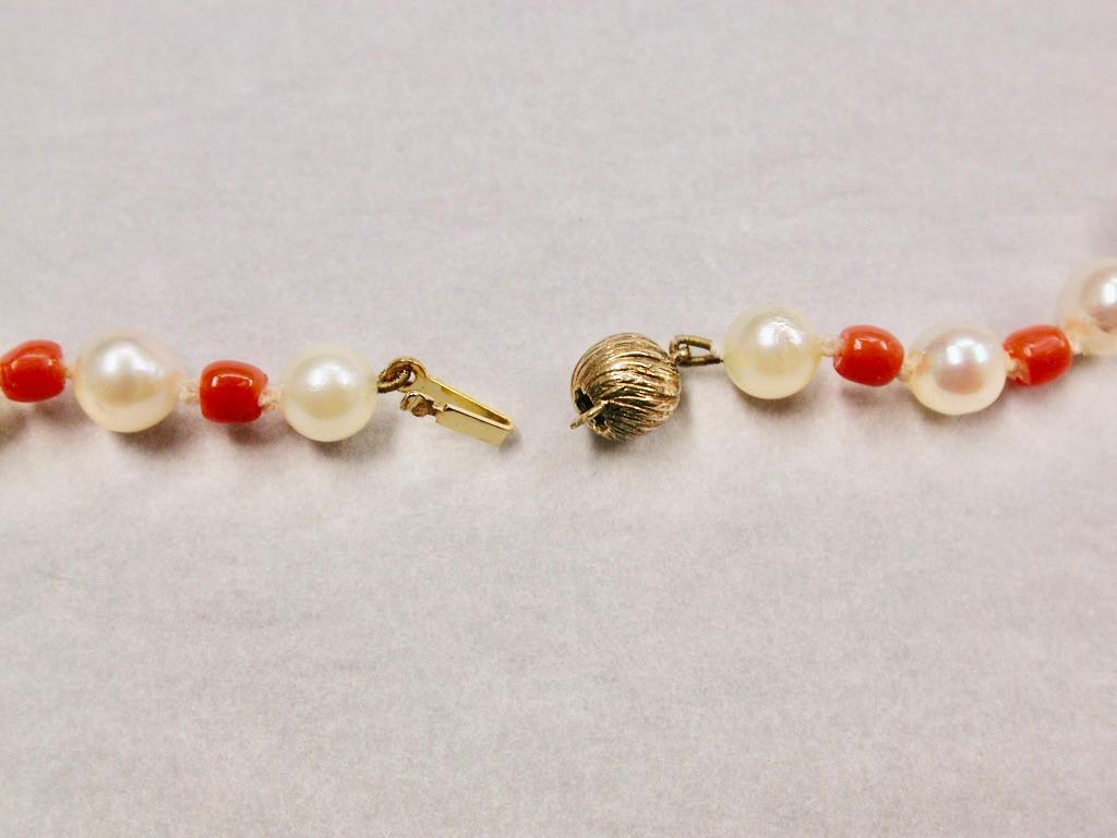 Cultered Pearl and Coral Bead Necklace with Matching Bracelet, Circa 1970 In Good Condition In London, GB