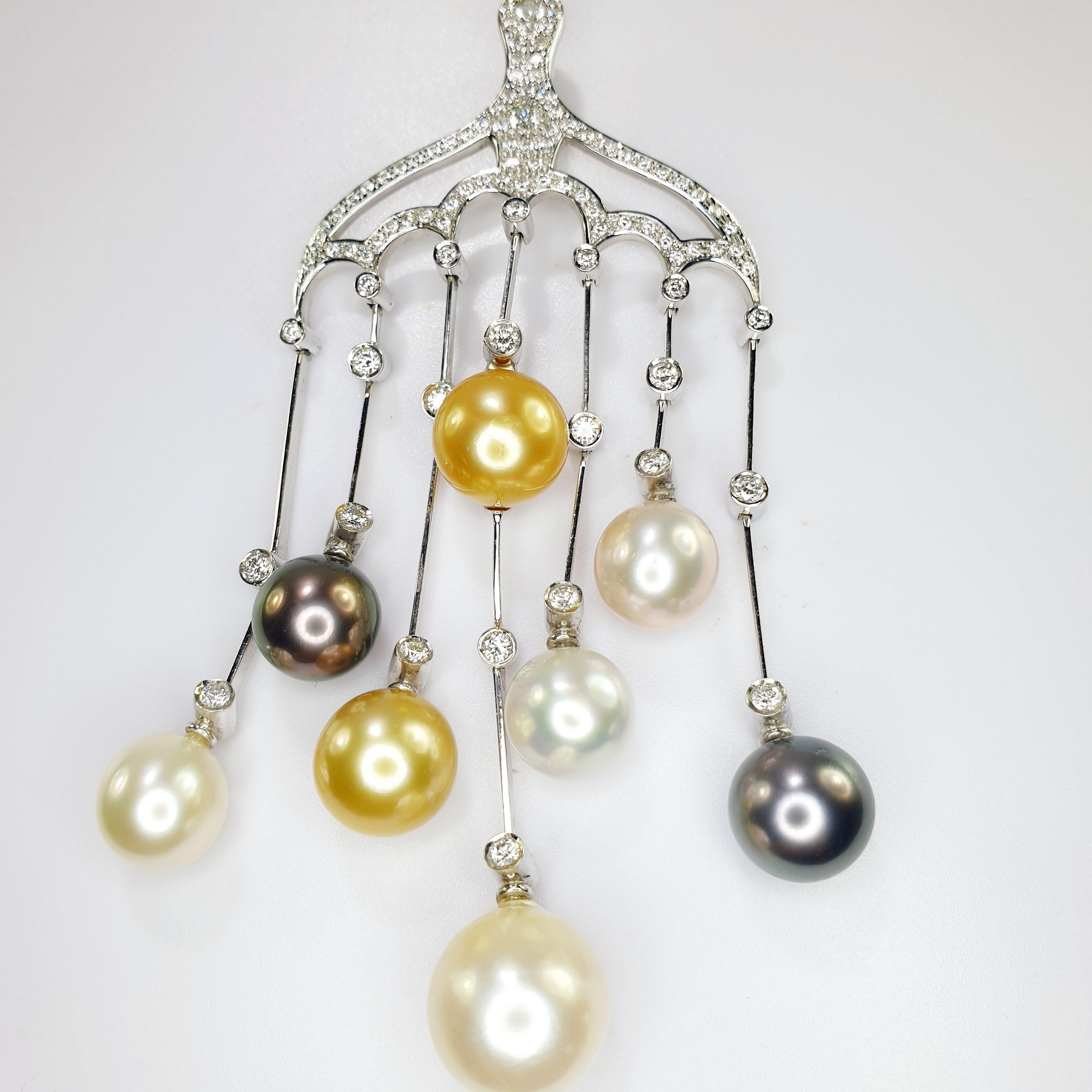 Magnifique pendentif en perles de culture multicolores en or blanc 18kt et diamants dans une variation de mesures de 
9mm à 11mm, Tahiti, or, rose, et blanc 
pavé de diamants totalisant 0,25ct,  24 diamants individuels sertis pesant de 0,09 à 0,15ct