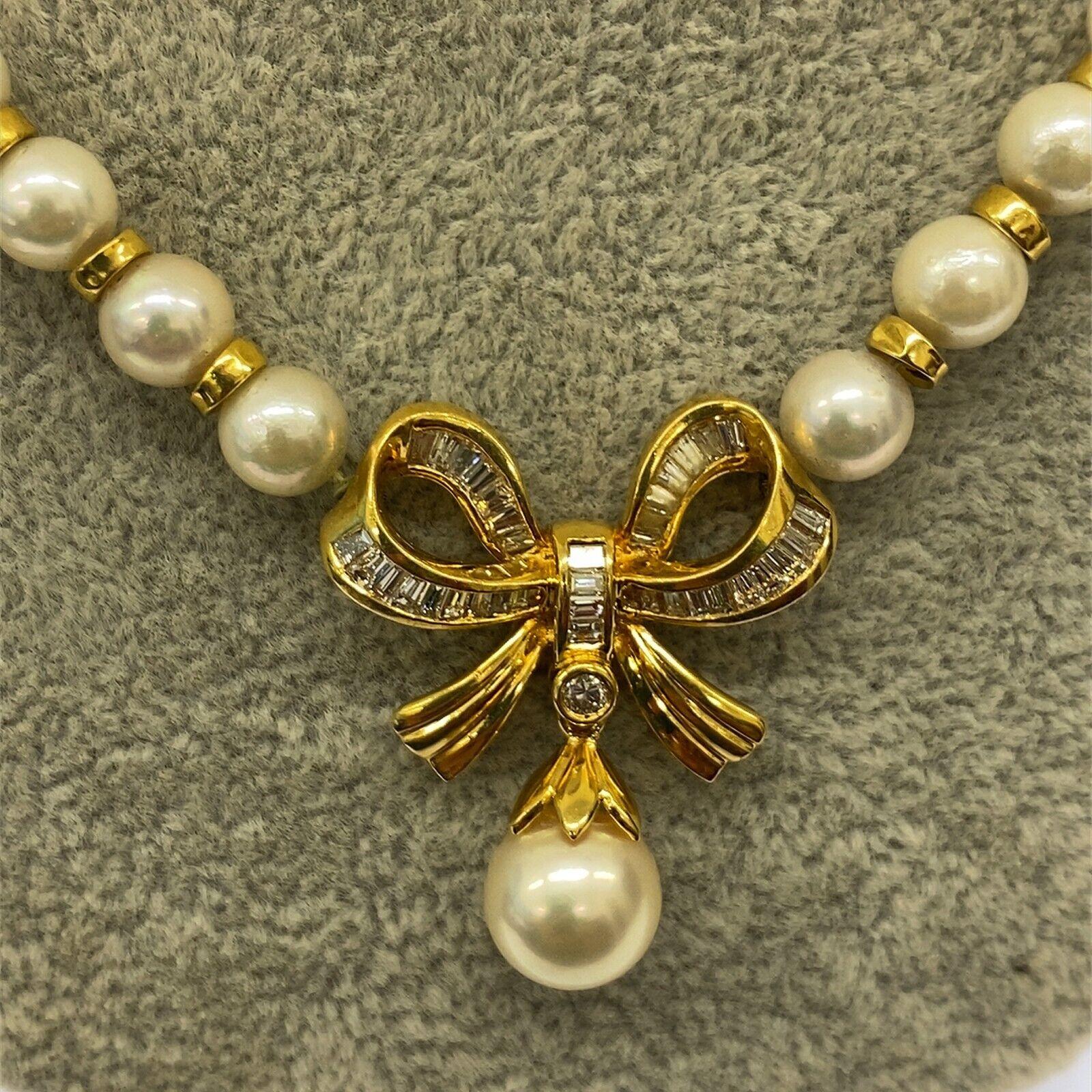 Magnifique collier de perles culturelles de 6-6.5mm avec pièce centrale en or jaune 18ct et baguette de diamant et goutte de perle de 8.8mm avec fermoir en or jaune 18ct

Informations supplémentaires : 
Poids total des diamants : 1.02 ct
Couleur du