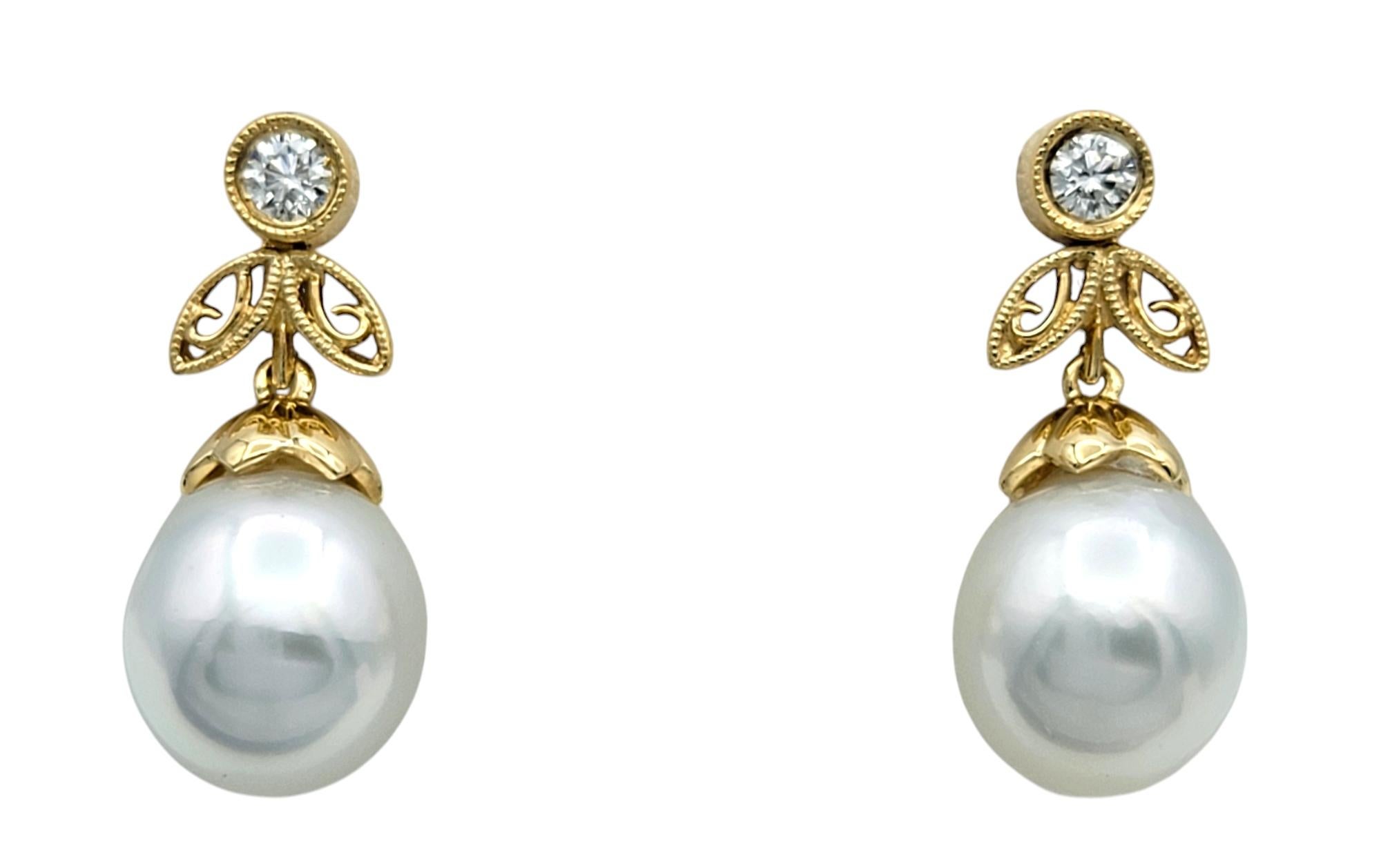 Eleganza senza tempo con questo squisito paio di orecchini a goccia, un mix perfetto di oro giallo 18 carati, diamanti radiosi e luminose perle coltivate Akoya. Ogni orecchino mette in mostra una perla lucente, sospesa sotto un delicato disegno in