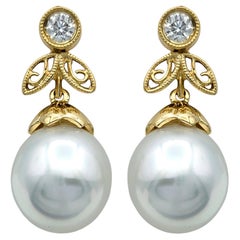 Pendientes de Gota de Perla Akoya Cultivada y Diamante Redondo en Oro Amarillo de 18 Kilates