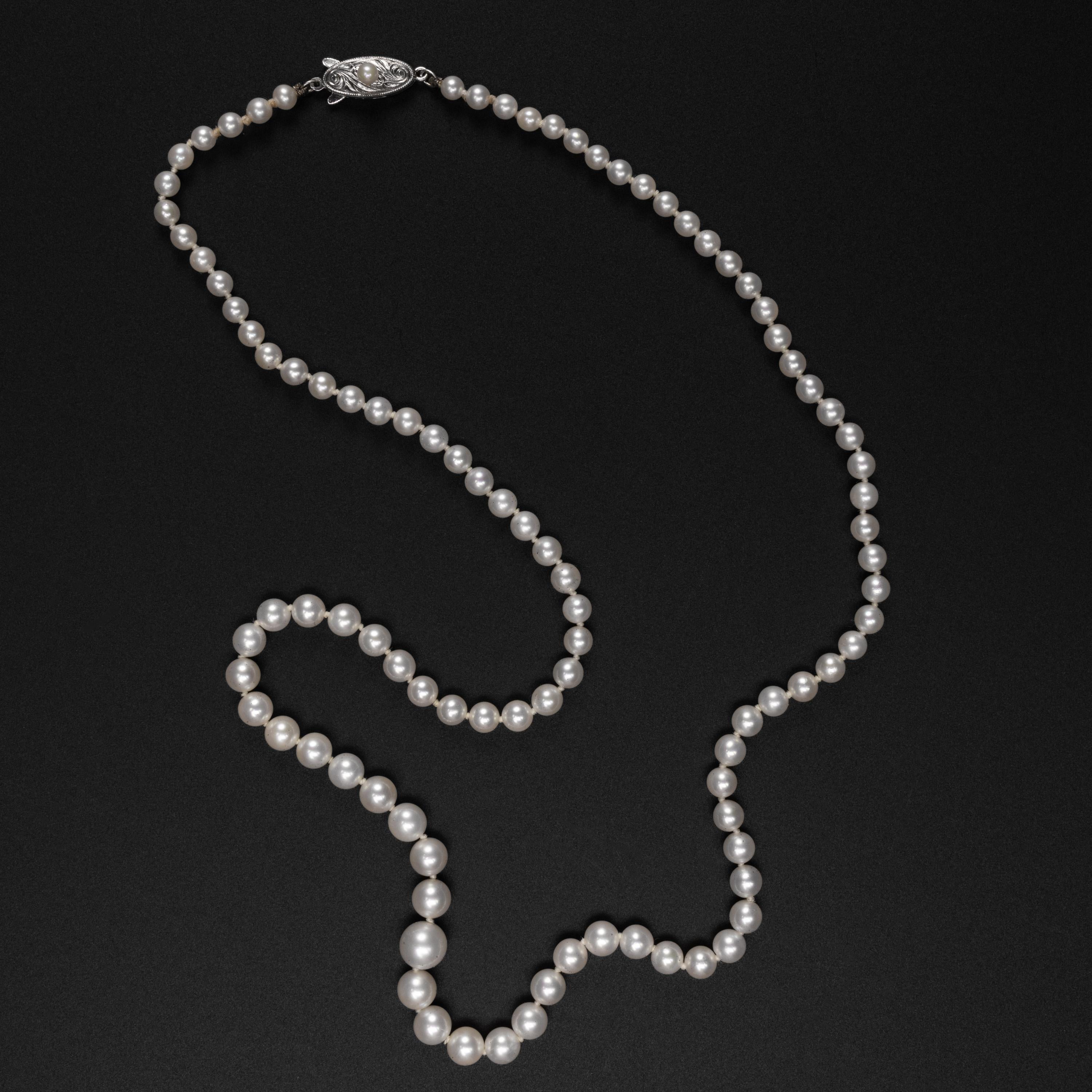 This is a minty strand of original cultured Akoya pearls by Mikimoto for Lane Crawford. The 20