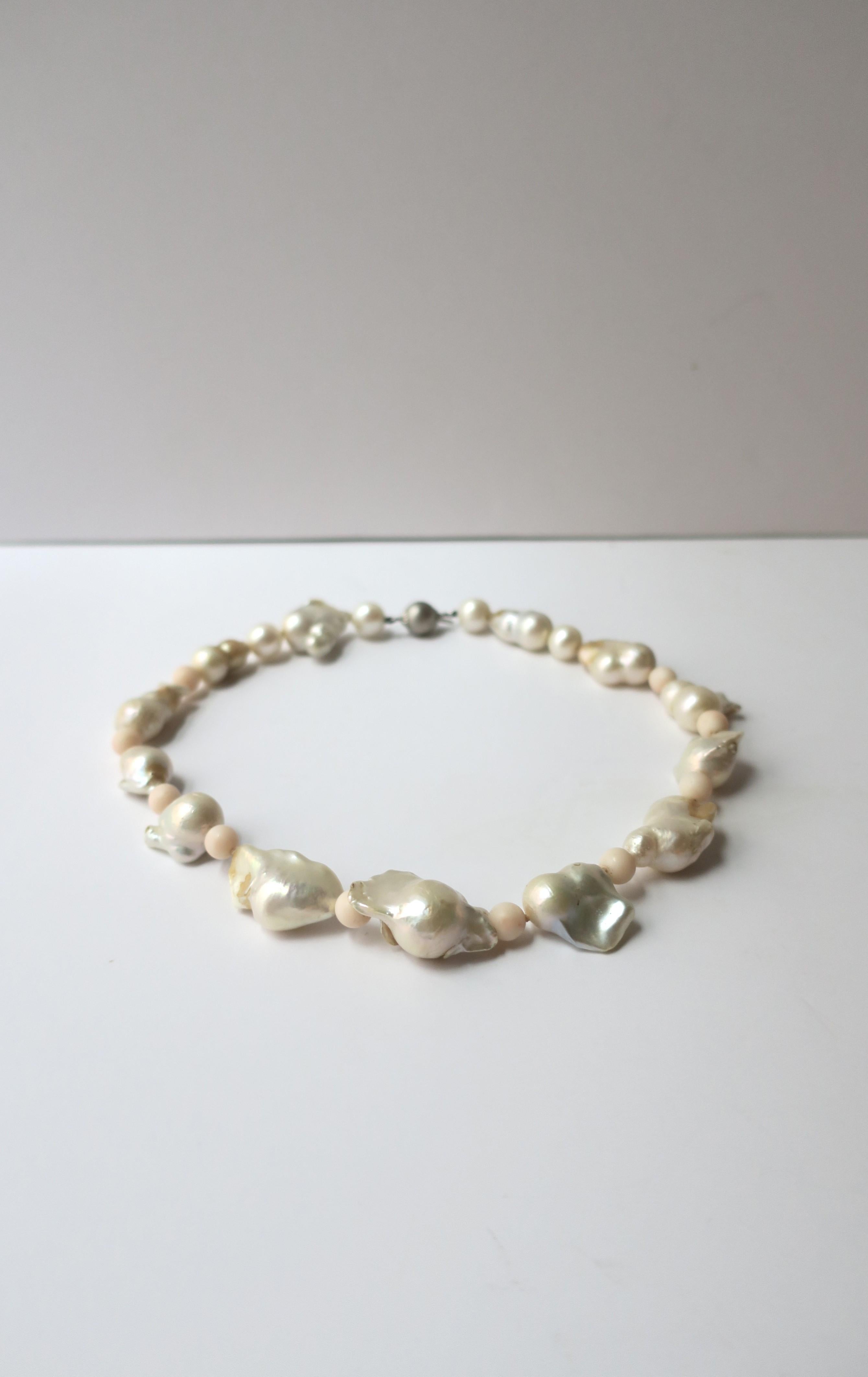Cultured and Baroque Pearls and Coral Beads 18-Karat Gold Necklace In Good Condition For Sale In New York, NY
