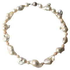 Collier en or 18 carats, perles de culture et baroques et perles de corail