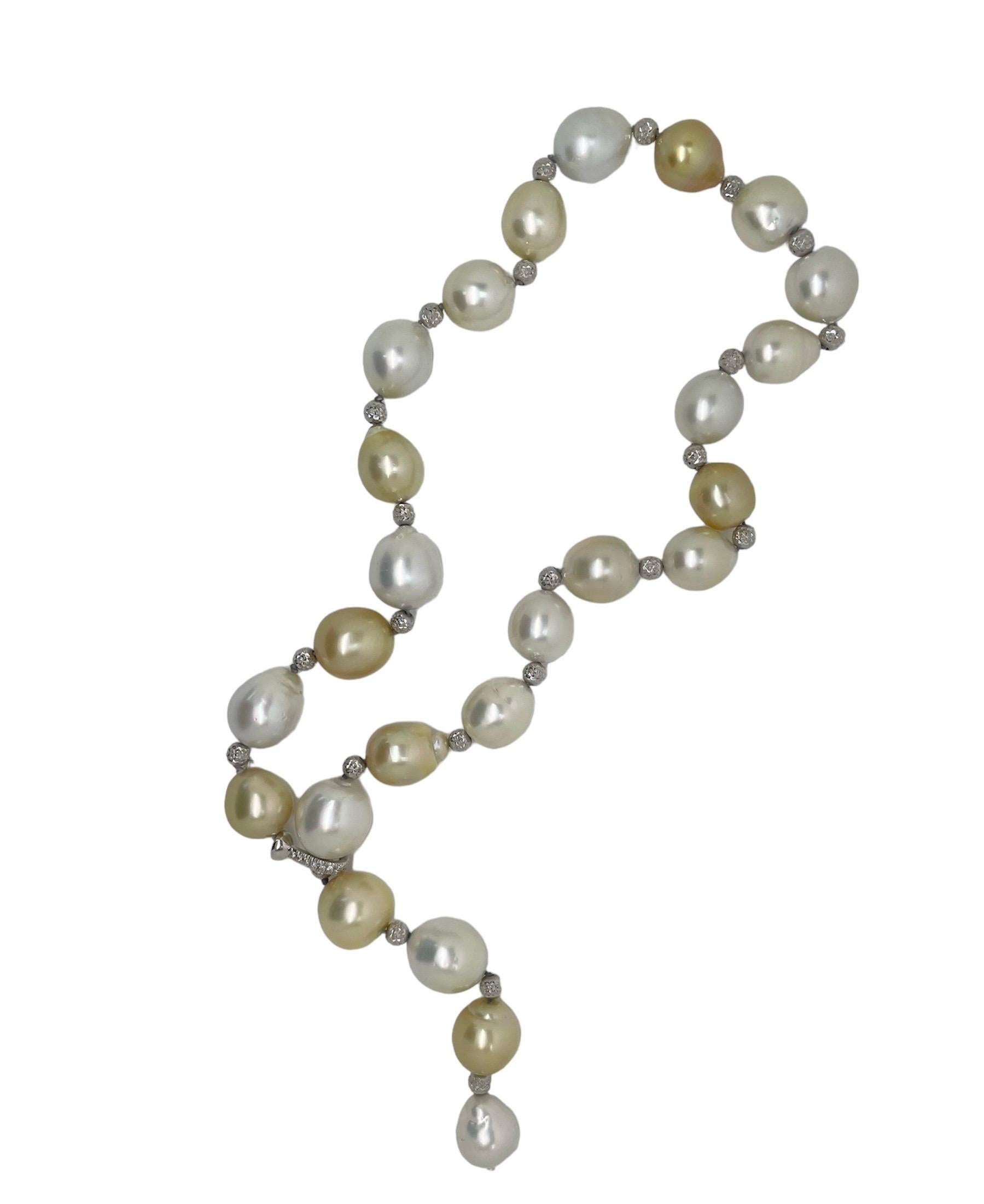 Ce magnifique collier de perles de culture baroques est composé de perles blanches, crème et dorées lustrées, nouées avec des perles rondelles texturées en or blanc et un fermoir réglable en or blanc 18 carats et diamants, permettant au collier