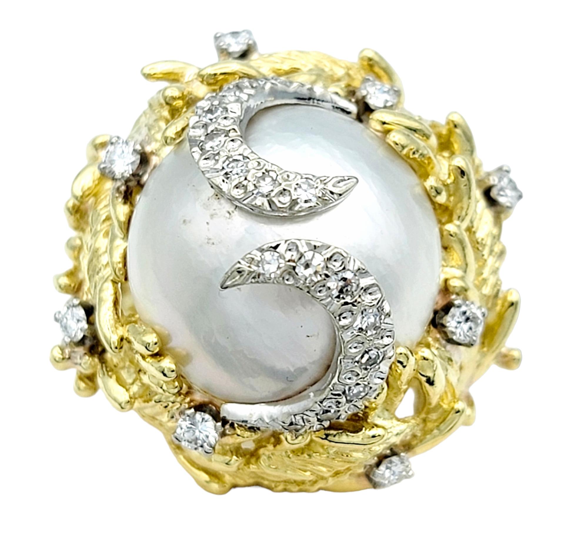 Taille de l'anneau : 5.75

Cette captivante bague de cocktail, véritable déclaration d'opulence et d'art, met en valeur une perle de culture cabochon aux teintes blanches luminescentes, délicatement ornée de subtils reflets argentés. L'élégance