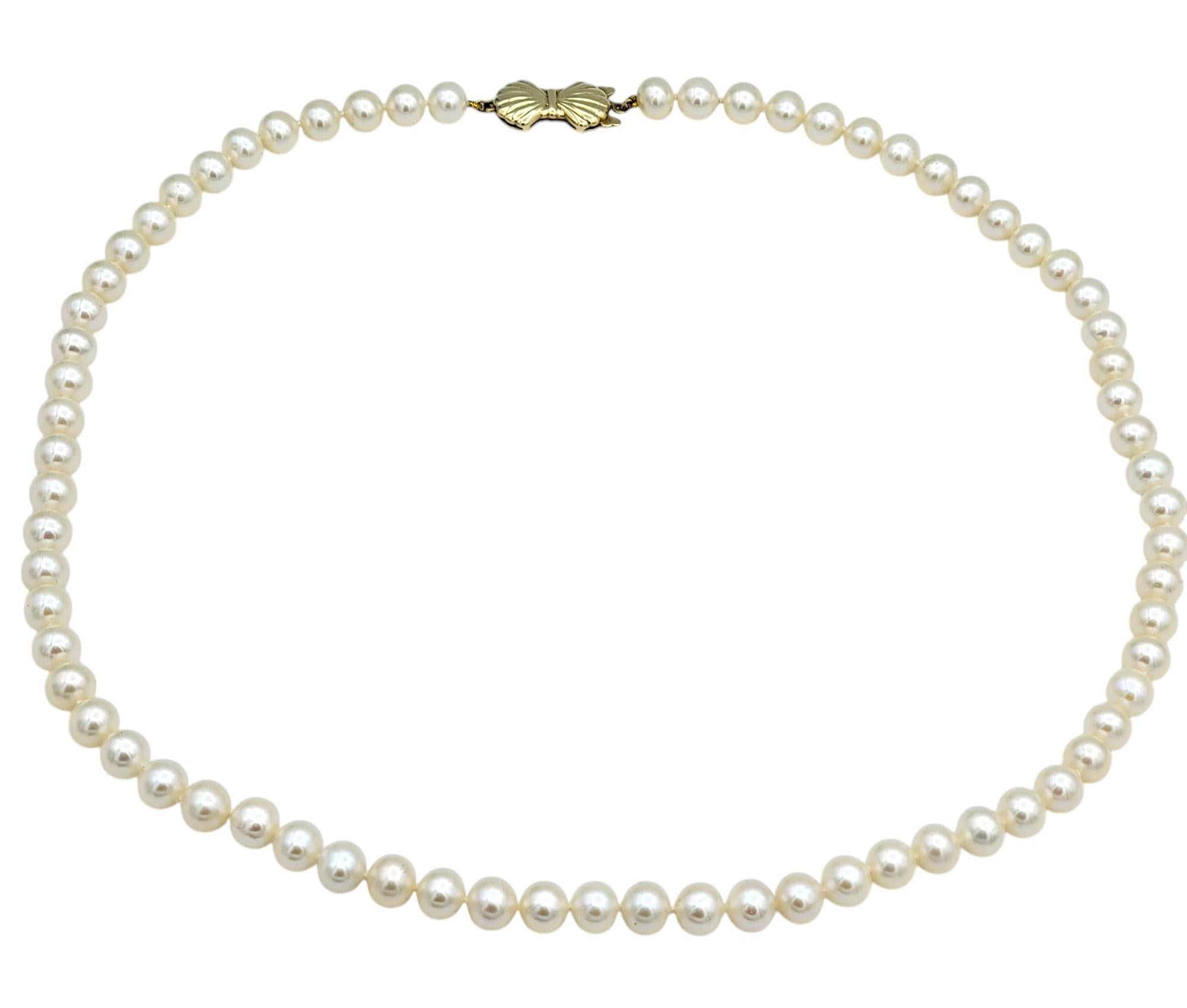Eleganza classica con questa collana di perle d'acqua dolce coltivate, un pezzo senza tempo che irradia raffinatezza e fascino. Con una lunghezza di 18 pollici, questo filo di luminose perle d'acqua dolce è stato sapientemente realizzato per