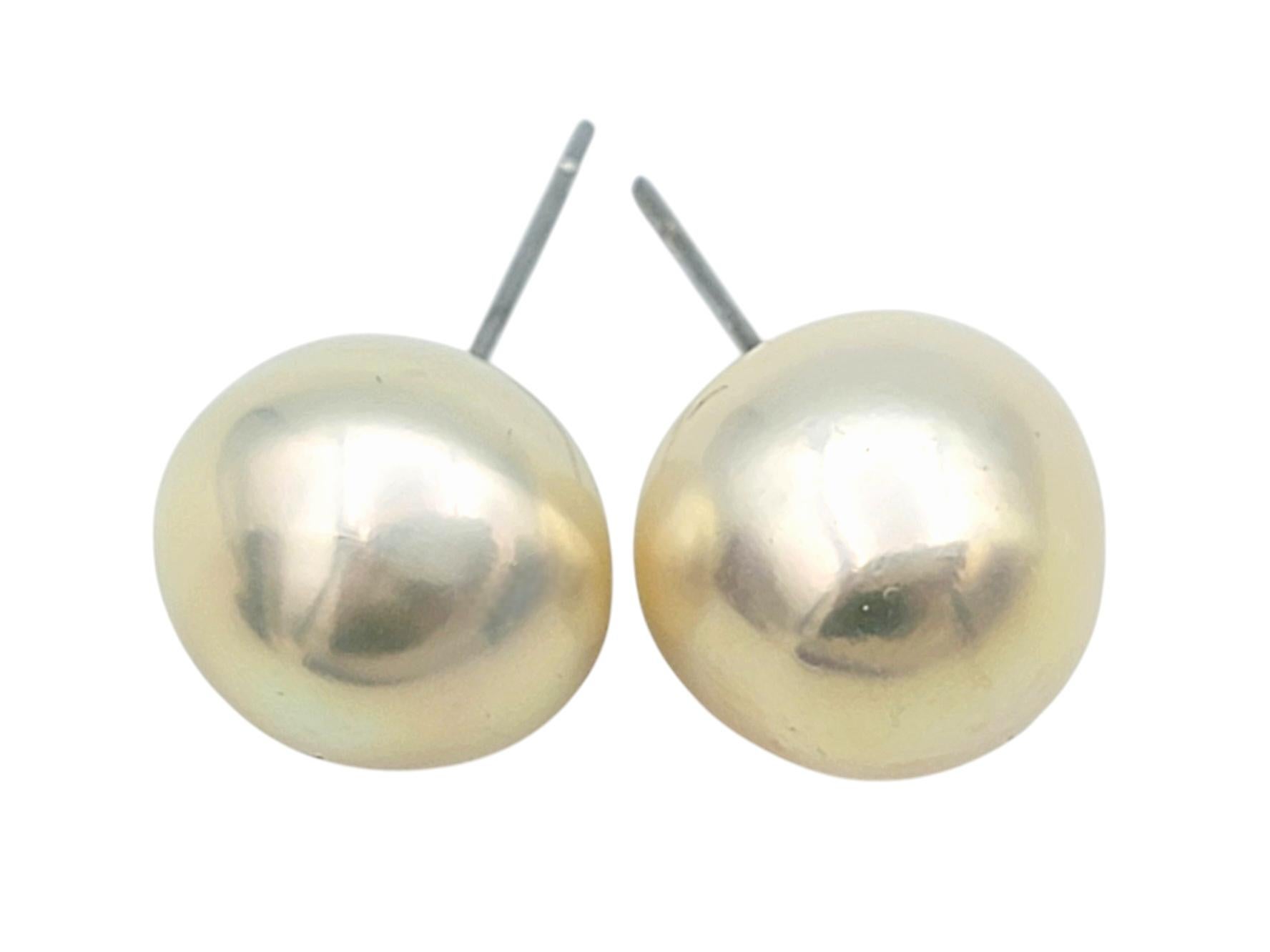Contemporaneo Orecchini classici con perle d'acqua dolce coltivate da 12,5 mm in oro bianco 14 carati in vendita