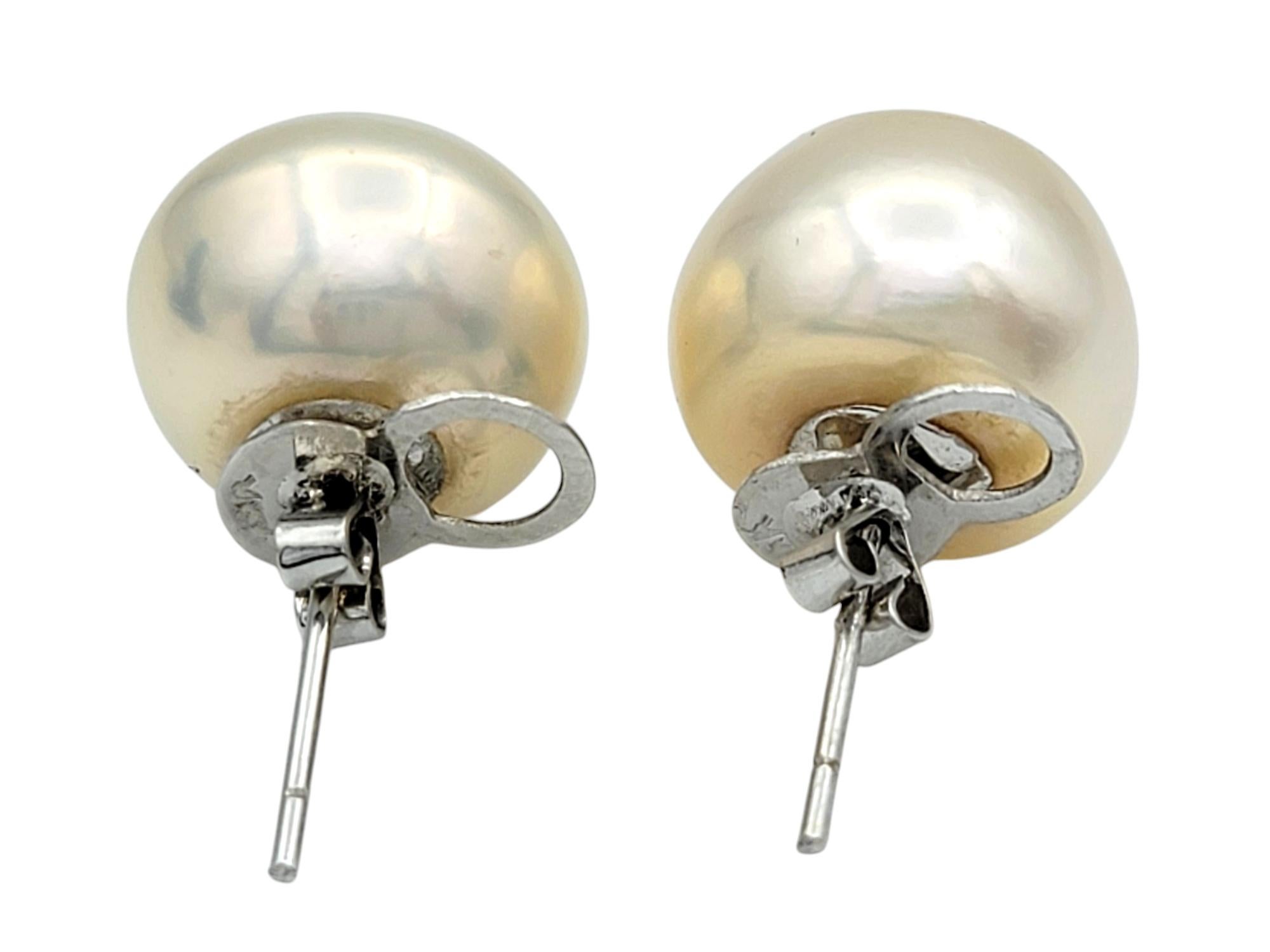 Taglio rotondo Orecchini classici con perle d'acqua dolce coltivate da 12,5 mm in oro bianco 14 carati in vendita