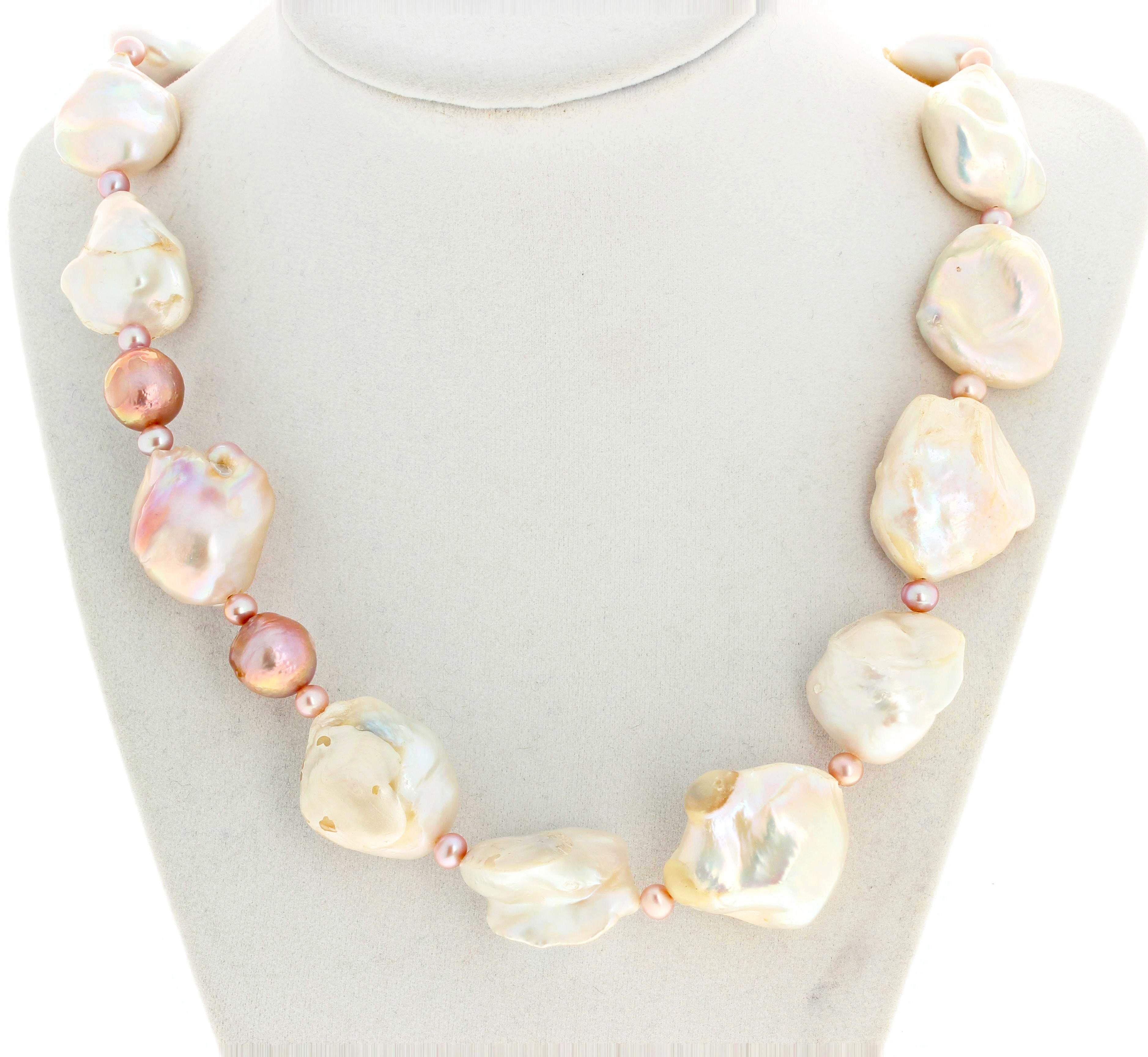 AJD Dramatic Cultured Glowing Baroque Collier de 22 pouces de perles blanches et de perles roseâtres Neuf - En vente à Raleigh, NC
