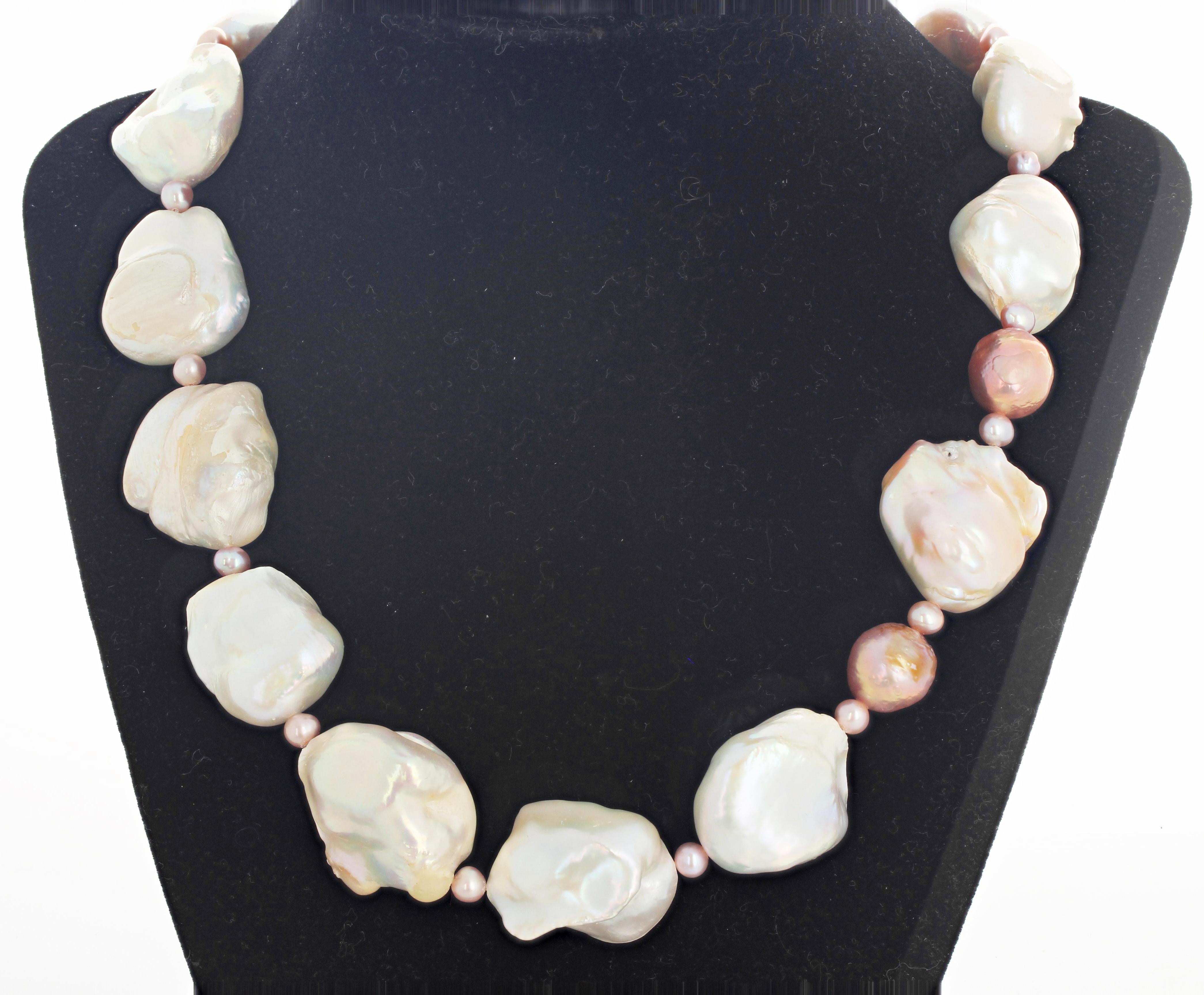 AJD Dramatic Cultured Glowing Baroque Collier de 22 pouces de perles blanches et de perles roseâtres Unisexe en vente