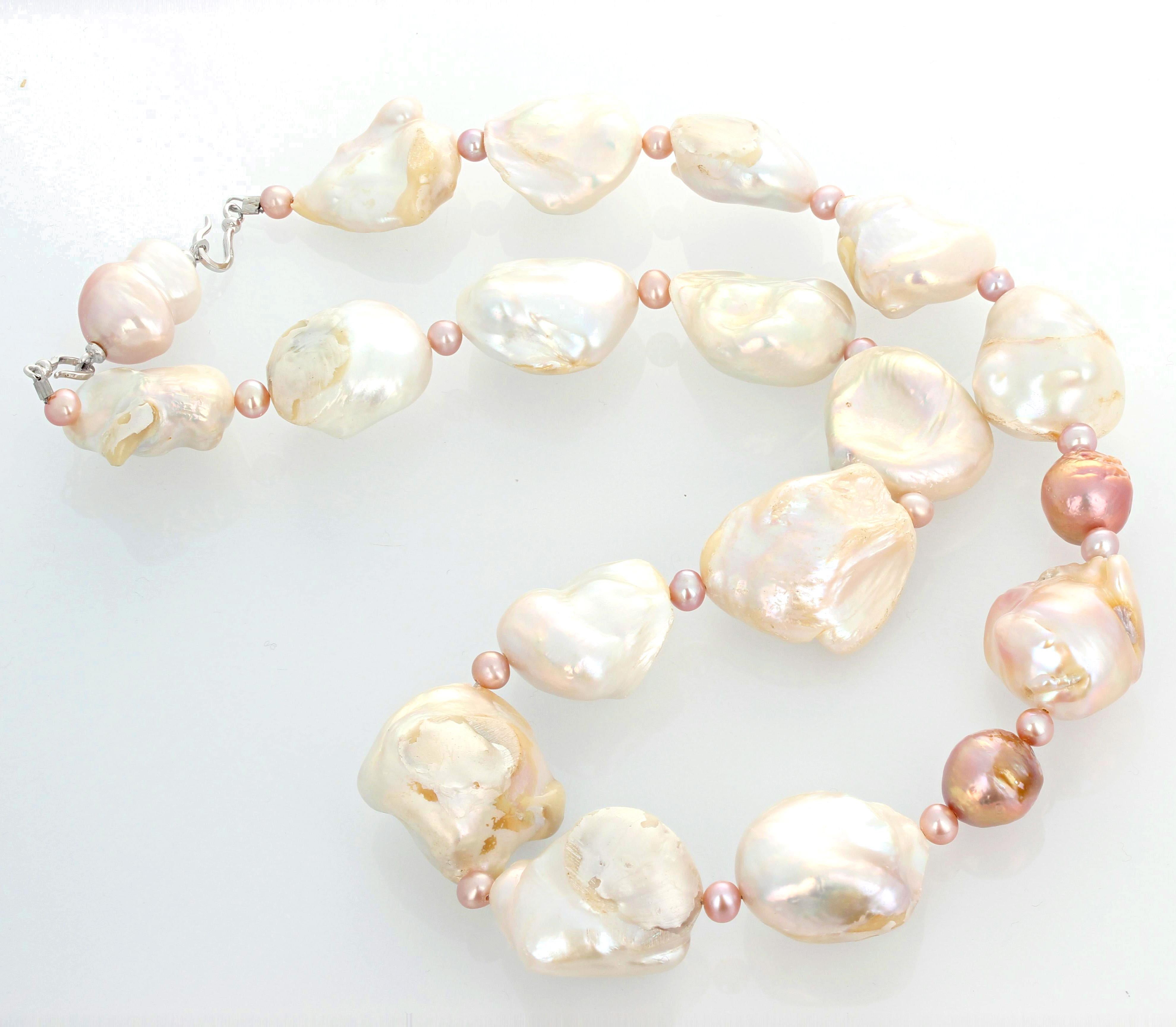 AJD Dramatic Cultured Glowing Baroque Collier de 22 pouces de perles blanches et de perles roseâtres en vente 1