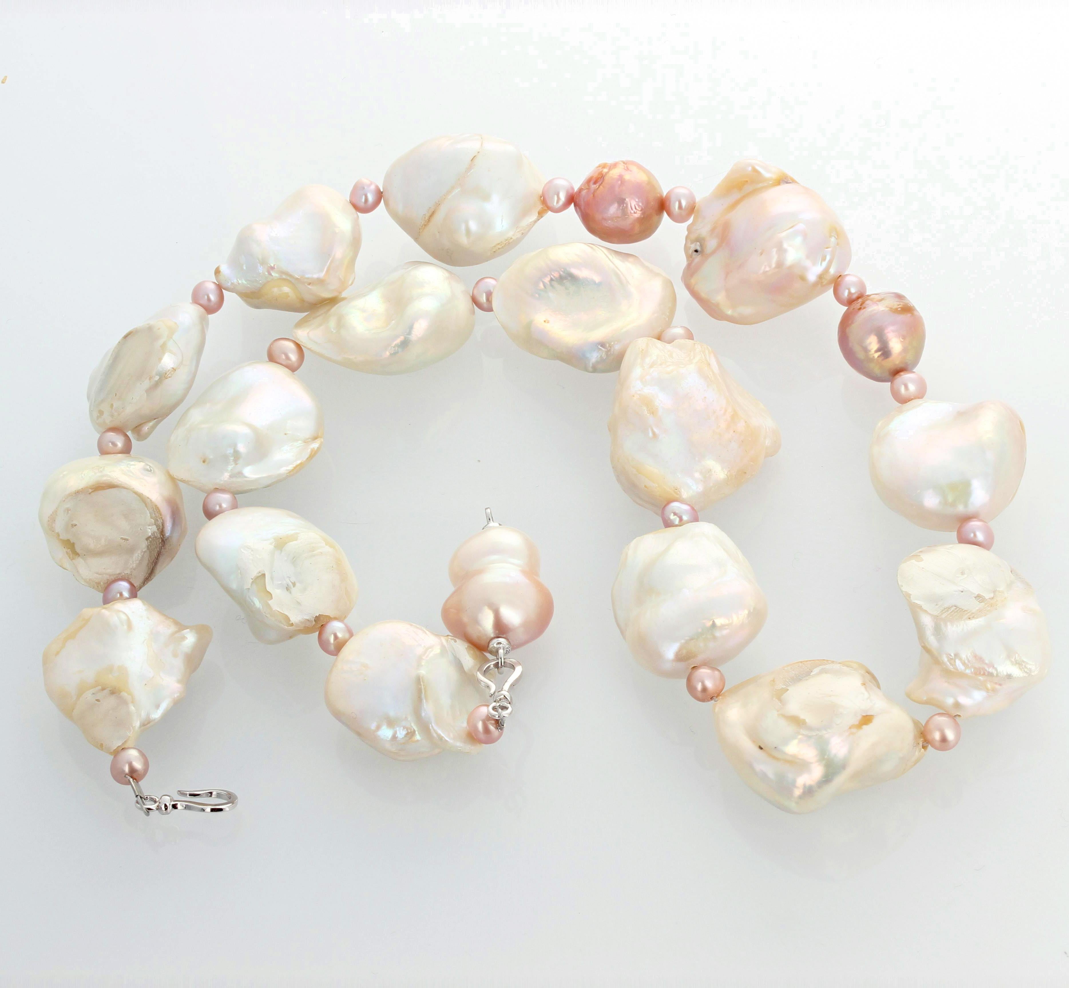 AJD Dramatic Cultured Glowing Baroque Collier de 22 pouces de perles blanches et de perles roseâtres en vente 2