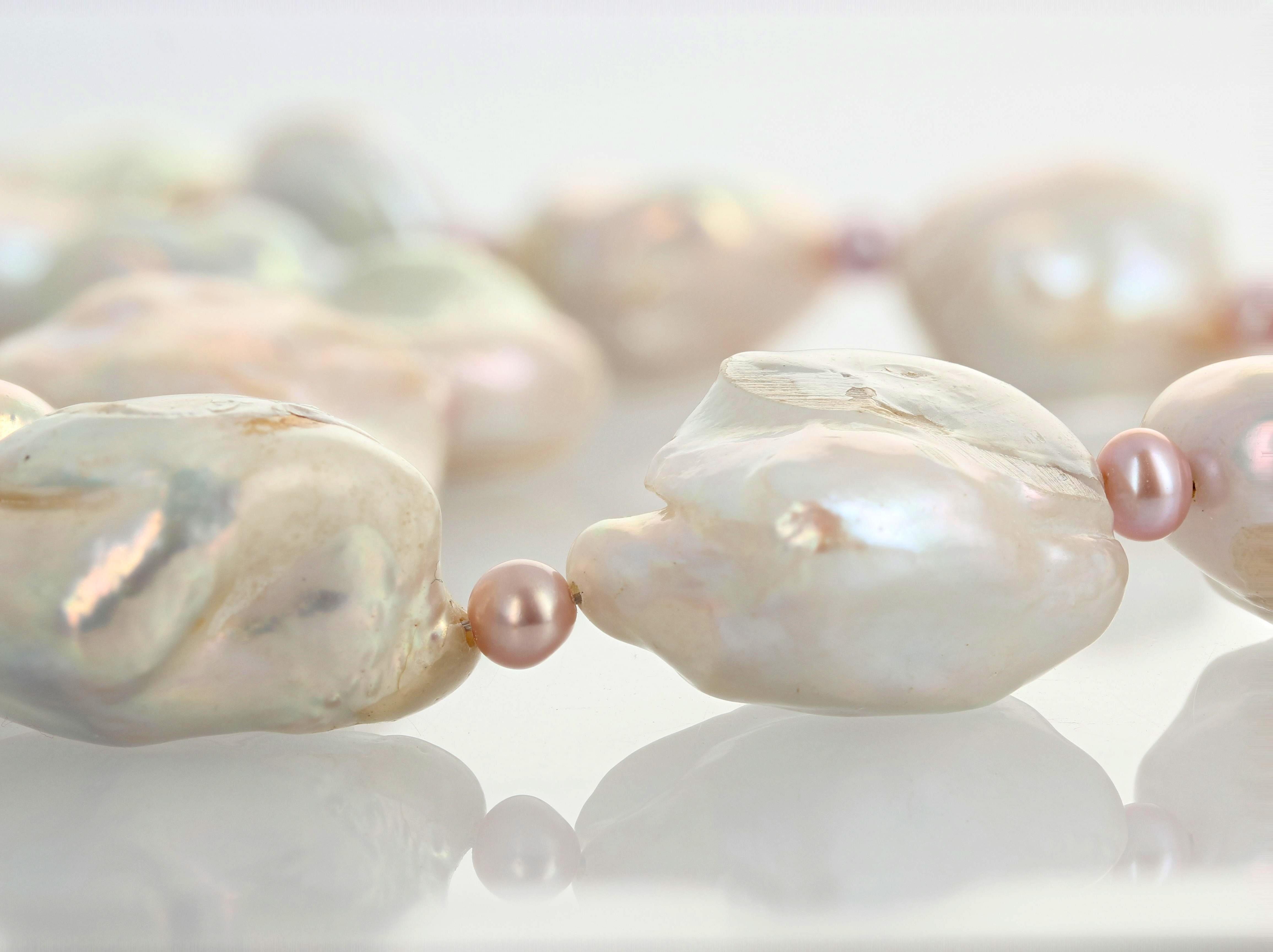AJD Dramatic Cultured Glowing Baroque Collier de 22 pouces de perles blanches et de perles roseâtres en vente 3