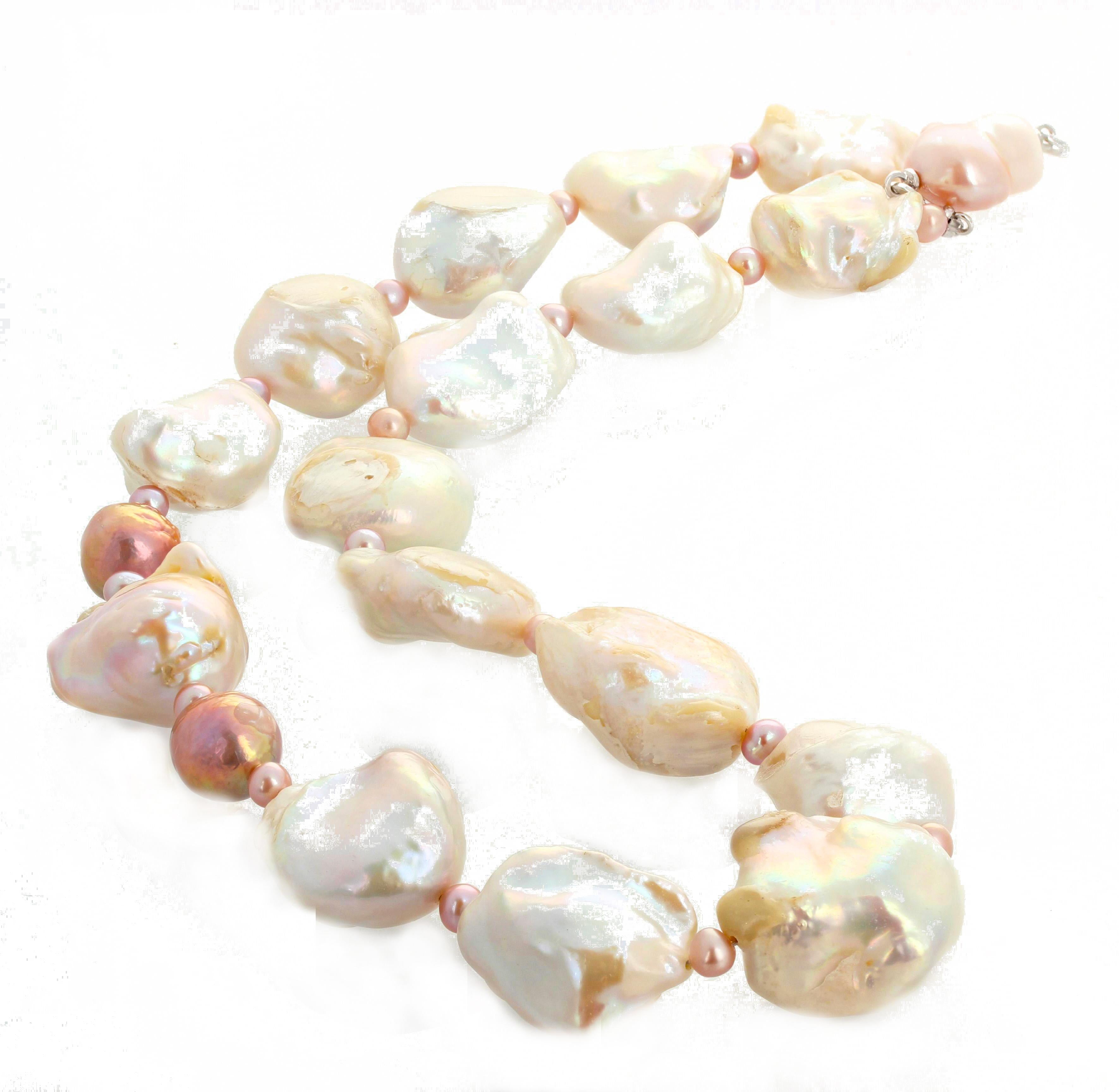 Perle AJD Dramatic Cultured Glowing Baroque Collier de 22 pouces de perles blanches et de perles roseâtres en vente