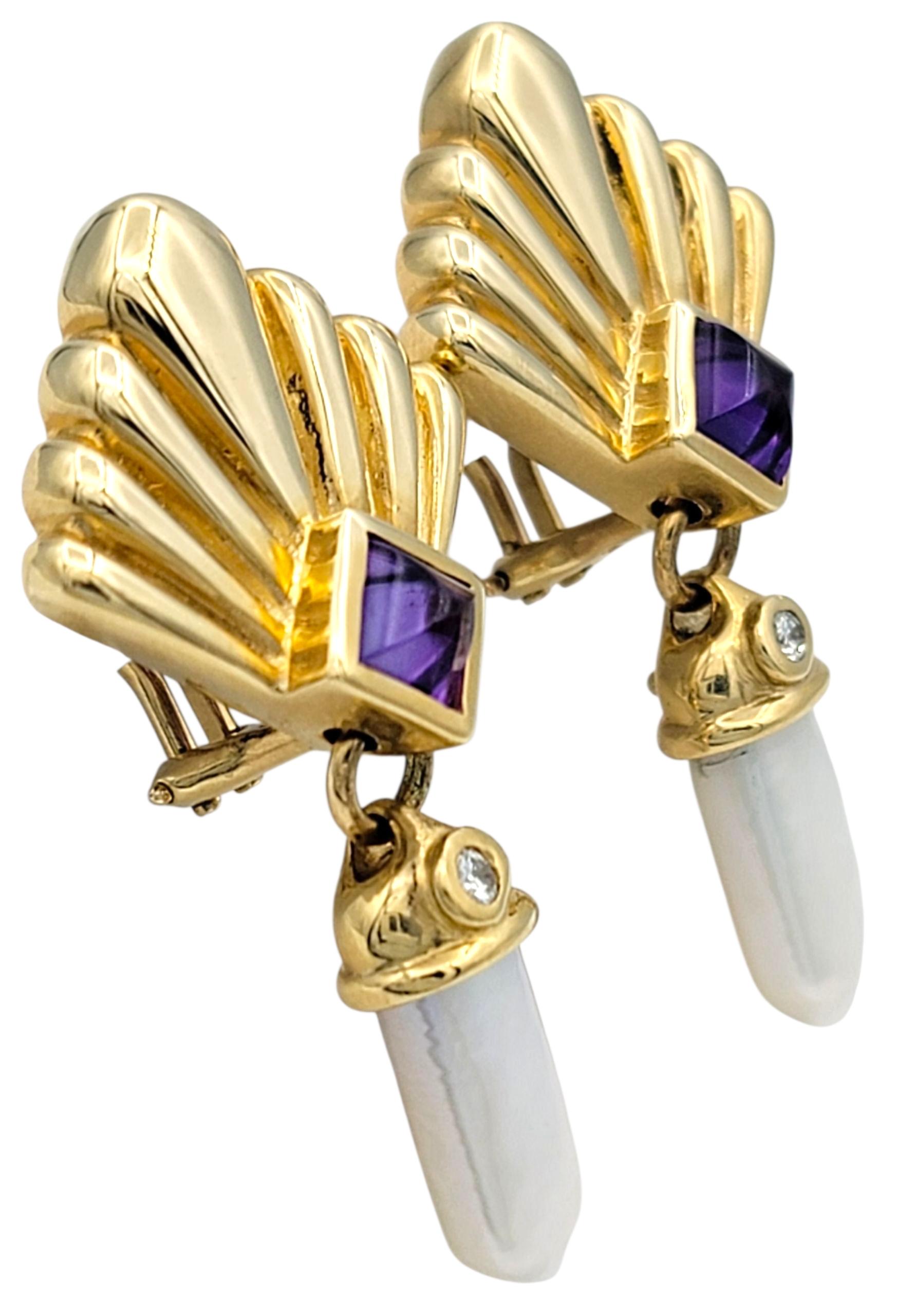Ces remarquables boucles d'oreilles à motif d'éventail affichent un style audacieux d'inspiration vintage, associant des pierres précieuses éclatantes à un design élégant. Chaque boucle d'oreille présente une améthyste cabochon en forme de pain de