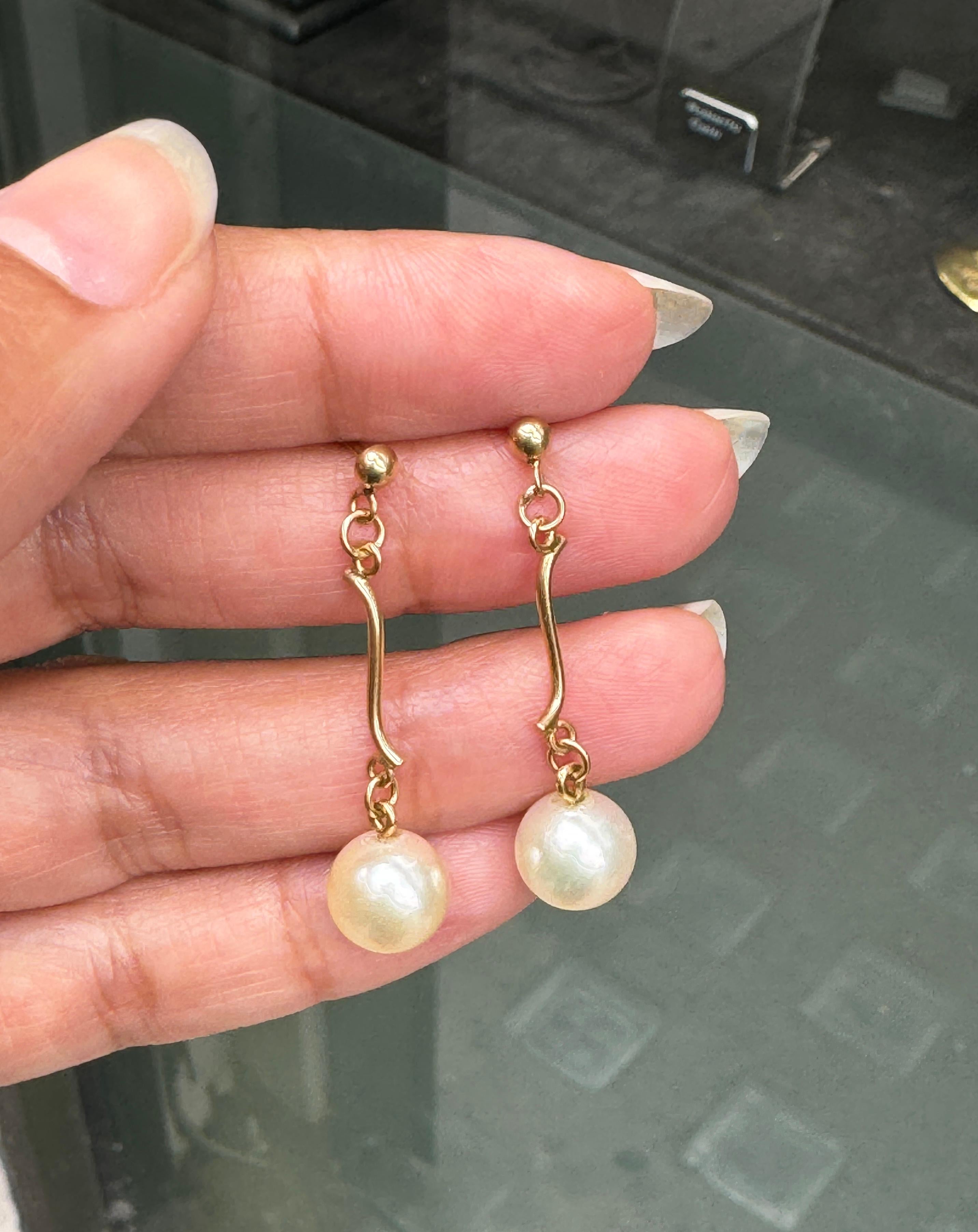 Cultured Pearl and 18 Carat Yellow Gold Drop Earrings In Excellent Condition For Sale In London, GB