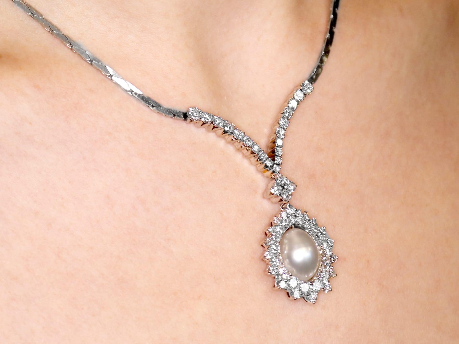 Collana a grappolo con perle coltivate e diamanti da 5,32 carati in oro bianco in vendita 5
