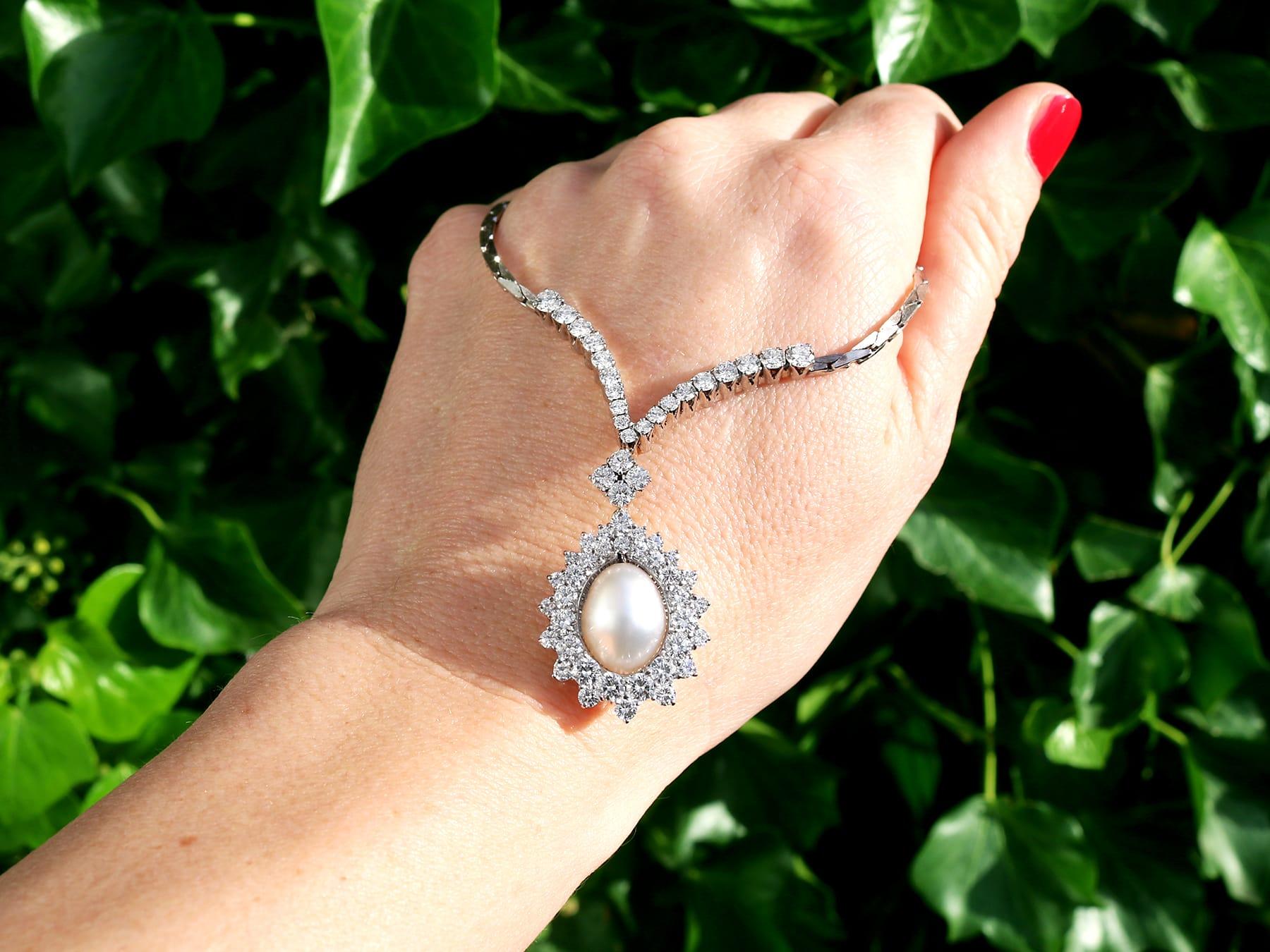 Una splendida collana vintage di perle coltivate e diamanti da 5,32 carati, in oro bianco da 18 carati; fa parte delle nostre diverse collezioni di gioielli con pietre preziose e gioielli di proprietà.

Questa splendida, raffinata e impressionante