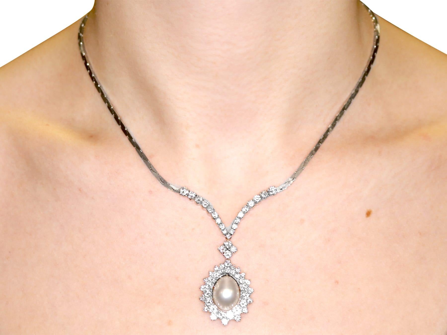 Collana a grappolo con perle coltivate e diamanti da 5,32 carati in oro bianco in vendita 4