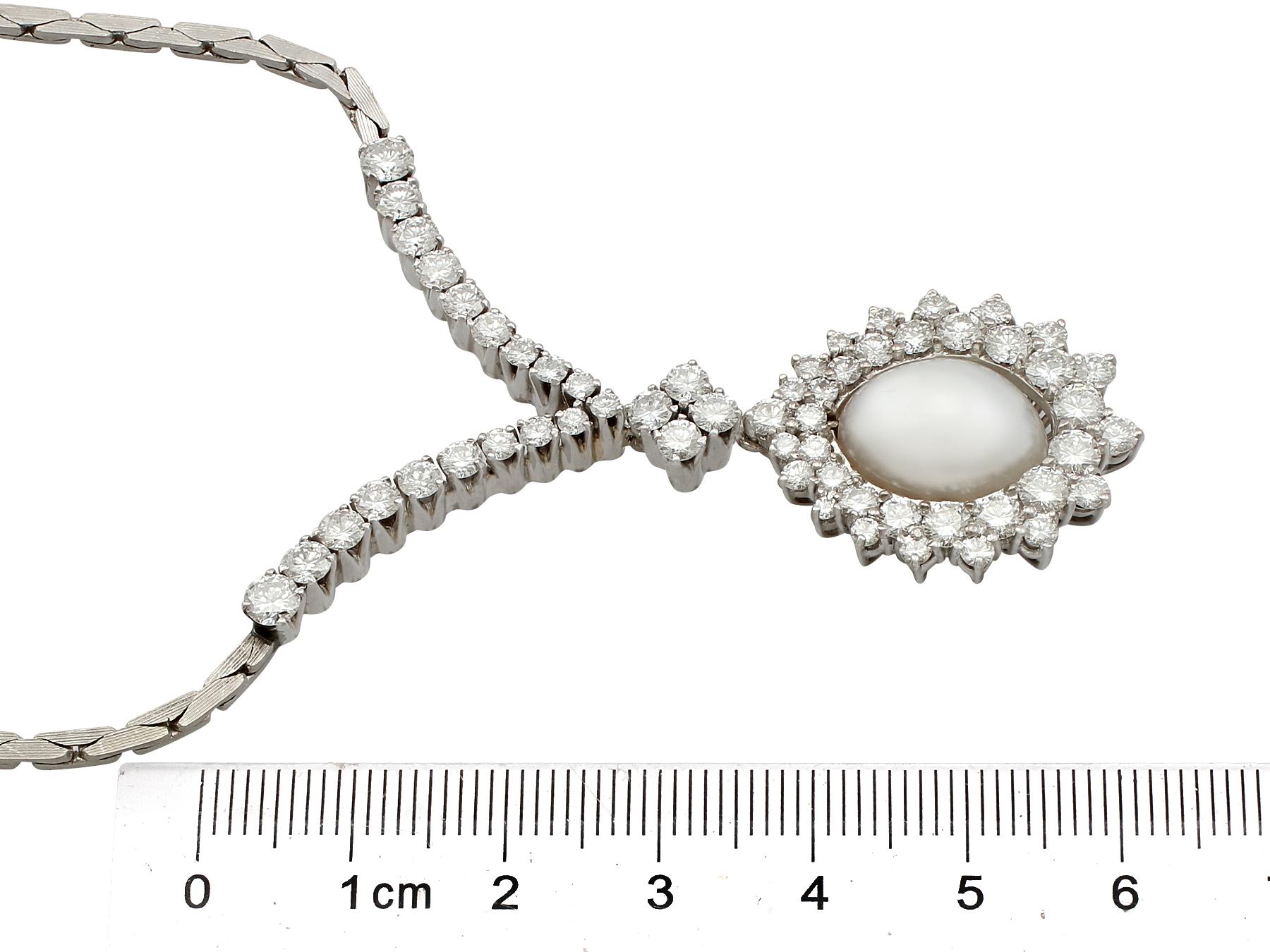 Collier en or blanc avec perles de culture et diamants de 5,32 carats en vente 2