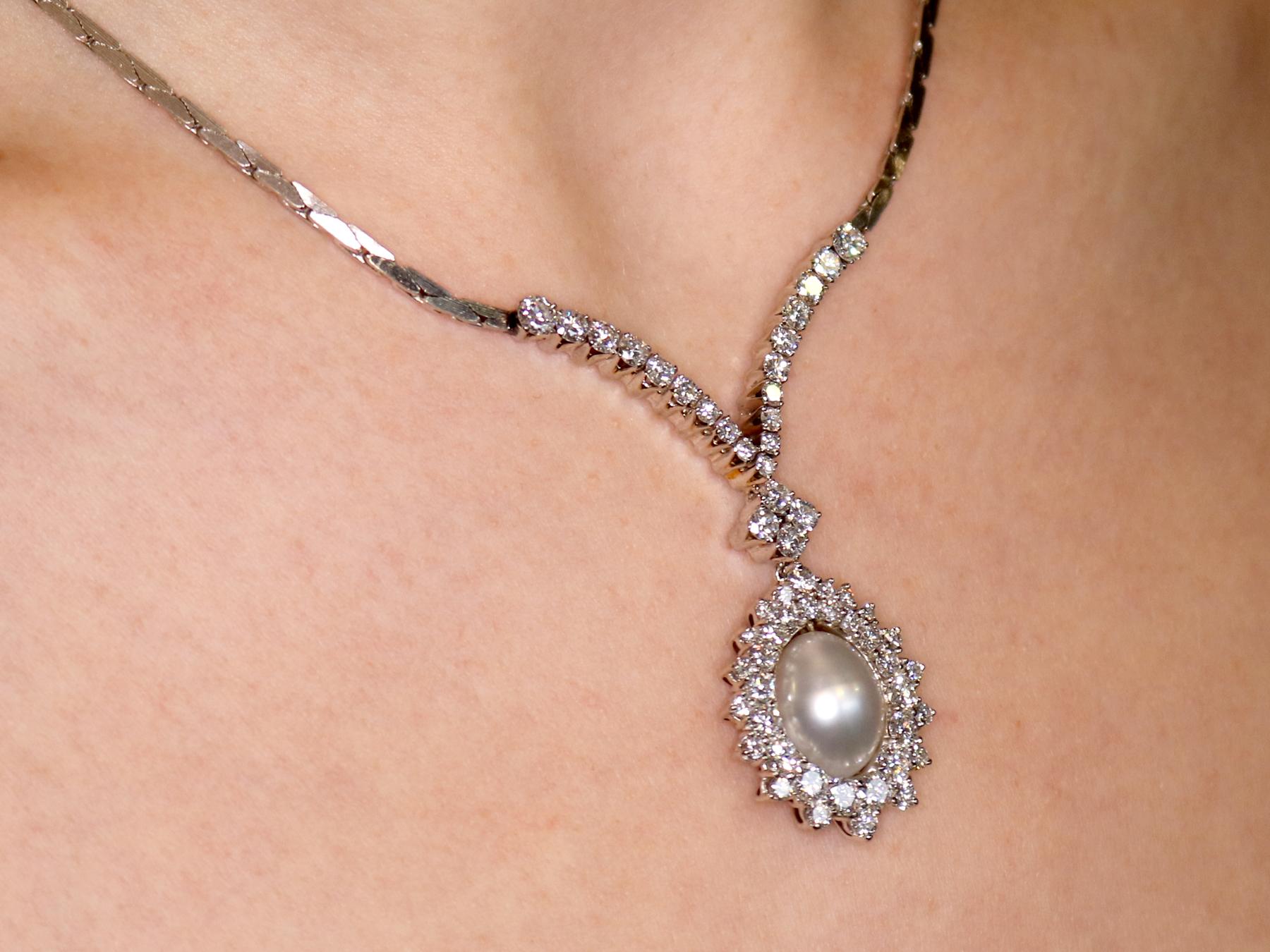 Collier en or blanc avec perles de culture et diamants de 5,32 carats en vente 4