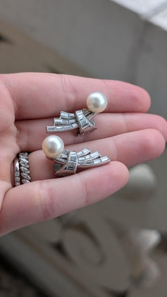 Pendientes de perla cultivada y diamante talla baguette en oro blanco platino