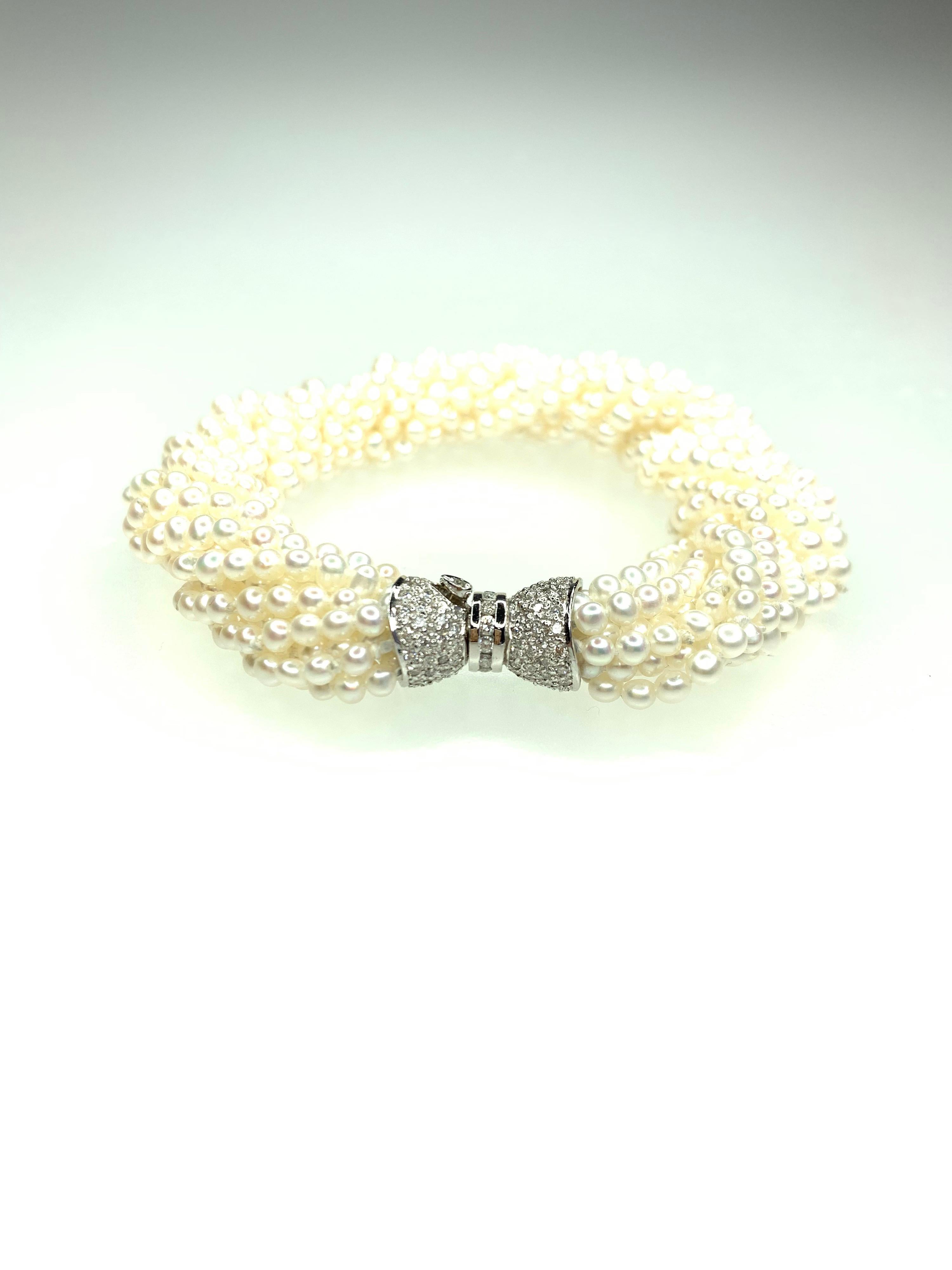 Cultured Pearl and Diamond Bracelet 18k  est. Diamonds 1.0ct H-I/Si.
Adjustable to wrist