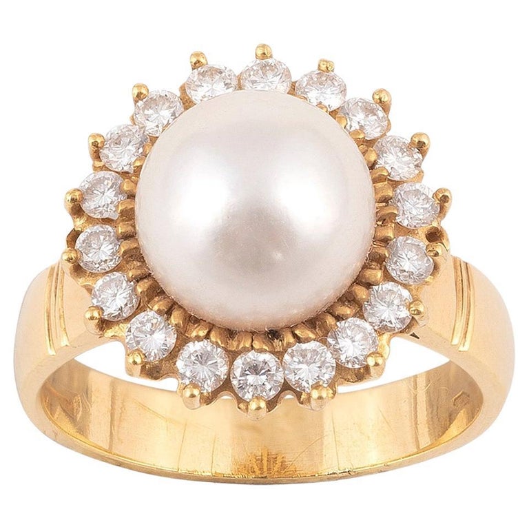 Anello con perle coltivate e diamanti a grappolo in vendita su 1stDibs