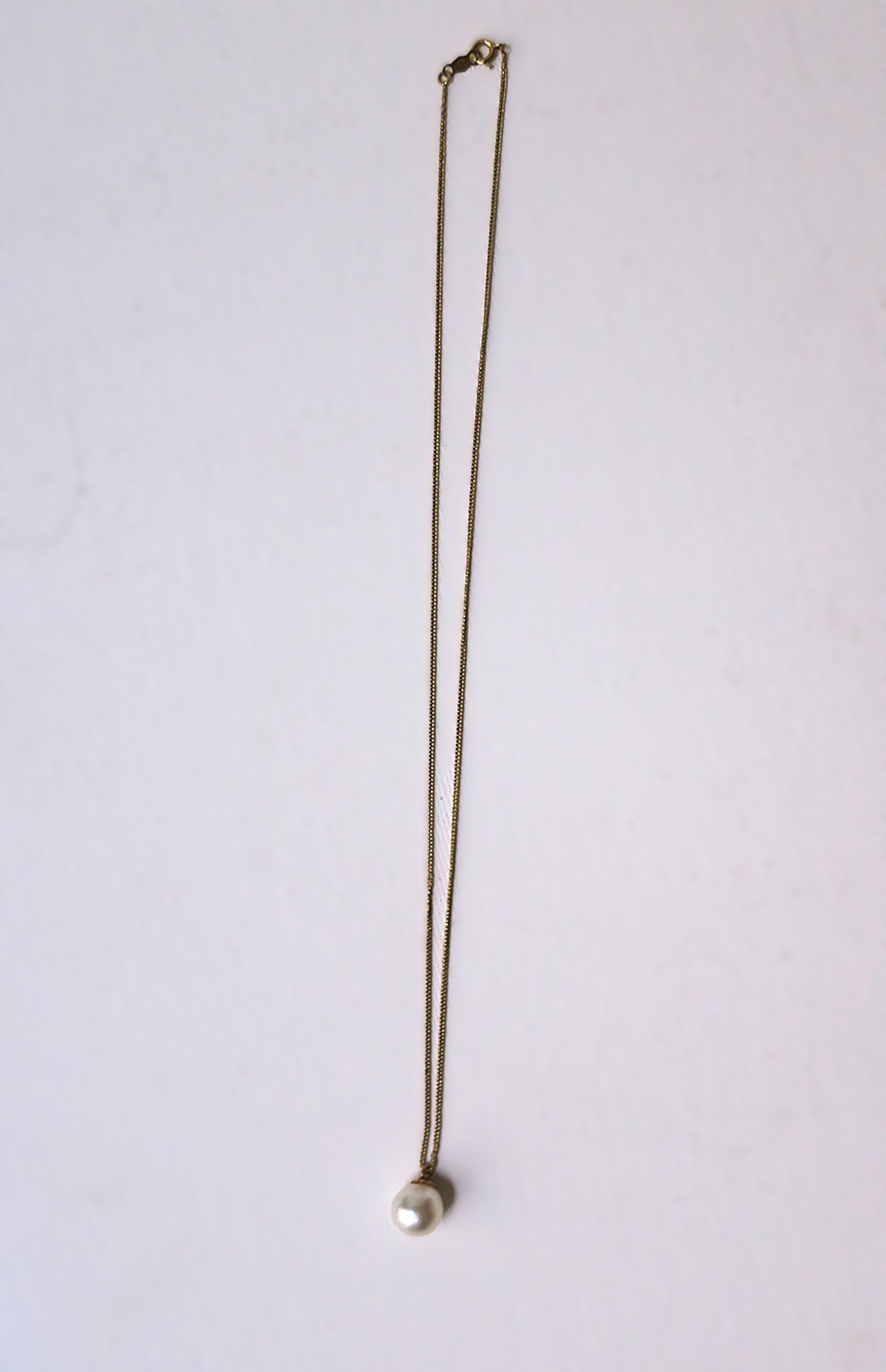 Cultured Pearl and Gold Pendant Necklace For Sale 5