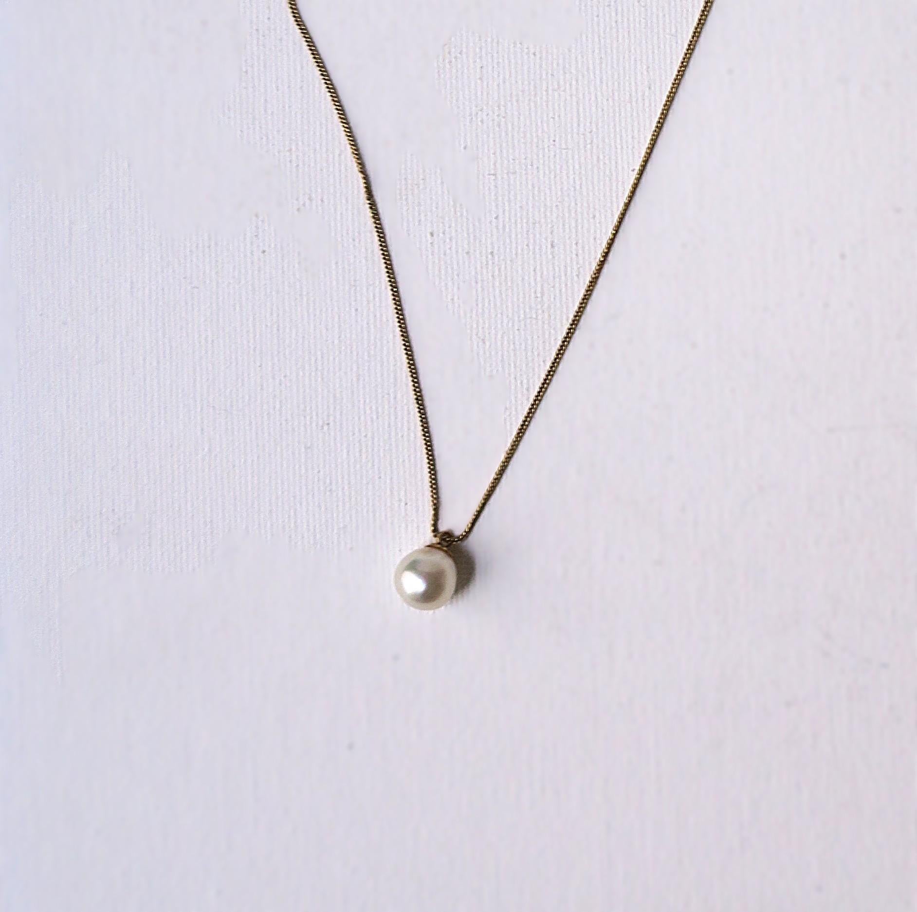 Round Cut Cultured Pearl and Gold Pendant Necklace For Sale