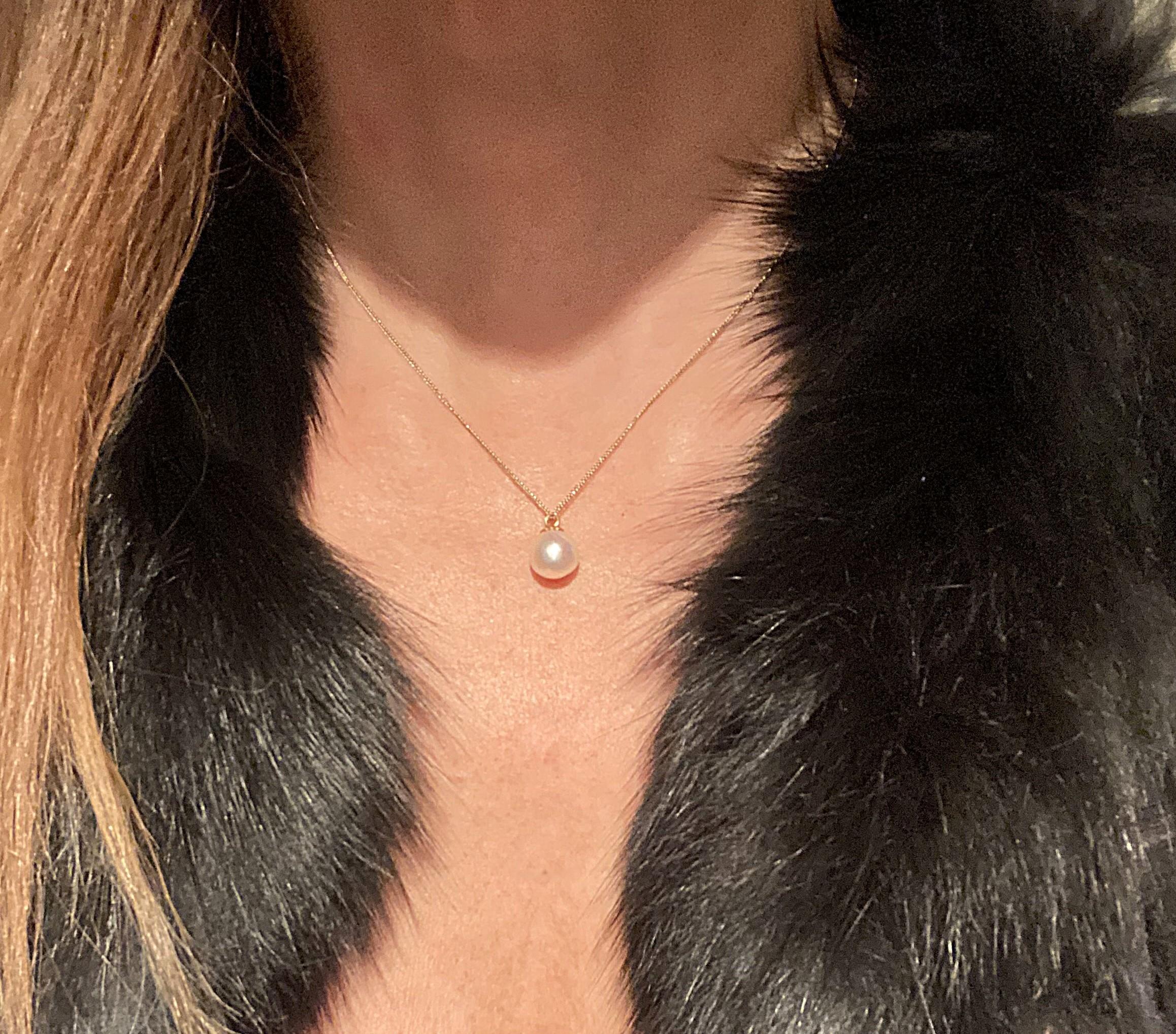 Cultured Pearl and Gold Pendant Necklace For Sale 1