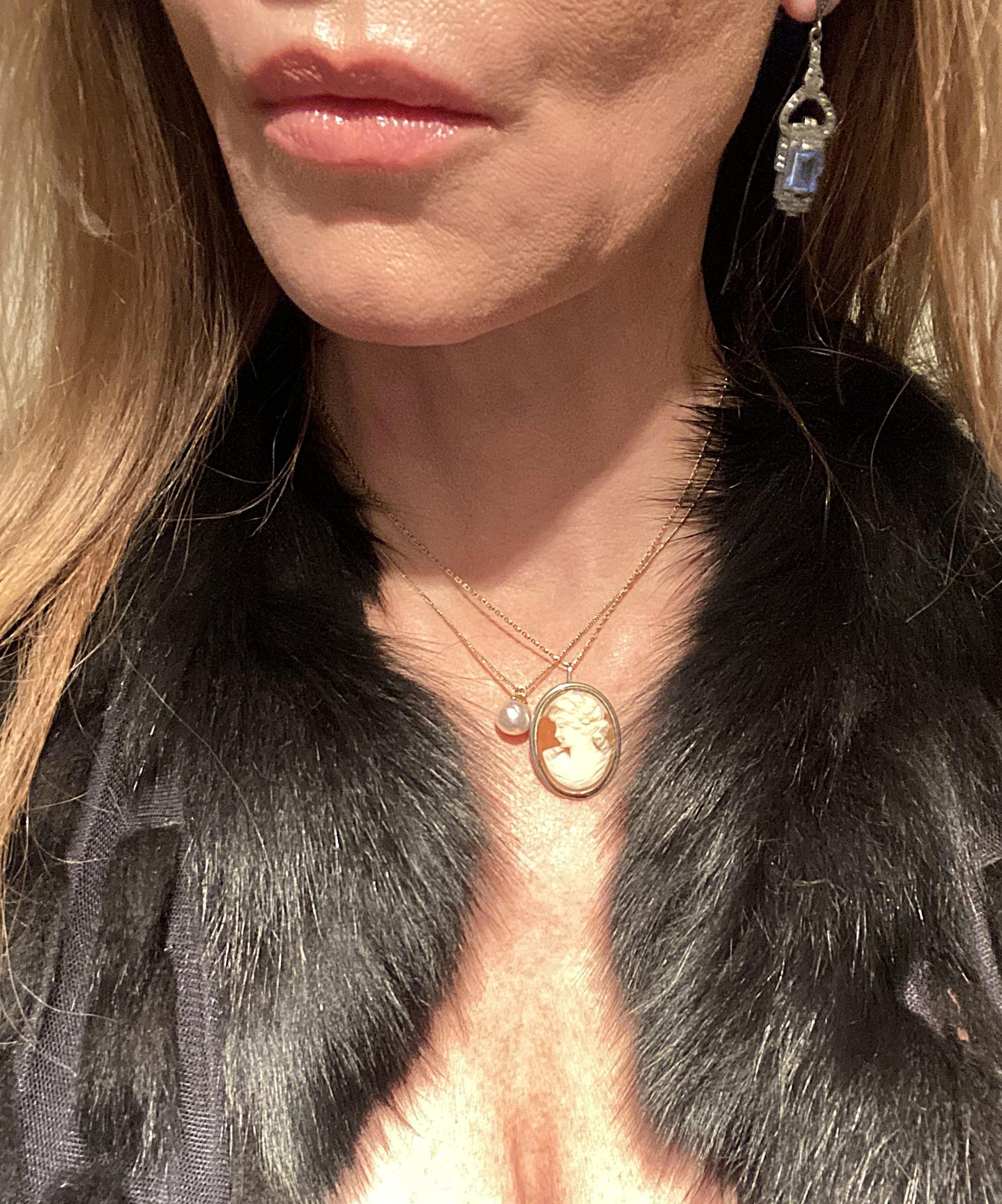 Cultured Pearl and Gold Pendant Necklace For Sale 2
