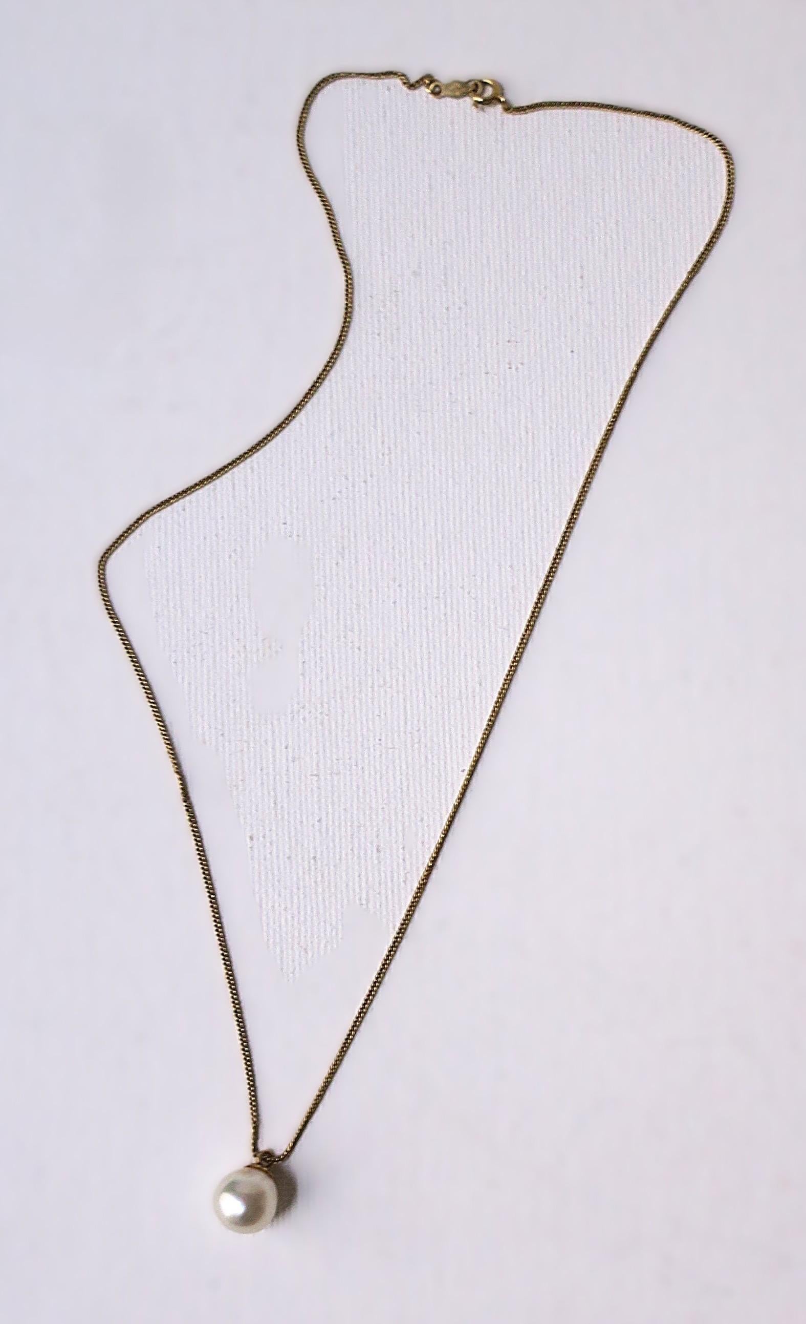 Cultured Pearl and Gold Pendant Necklace For Sale 3
