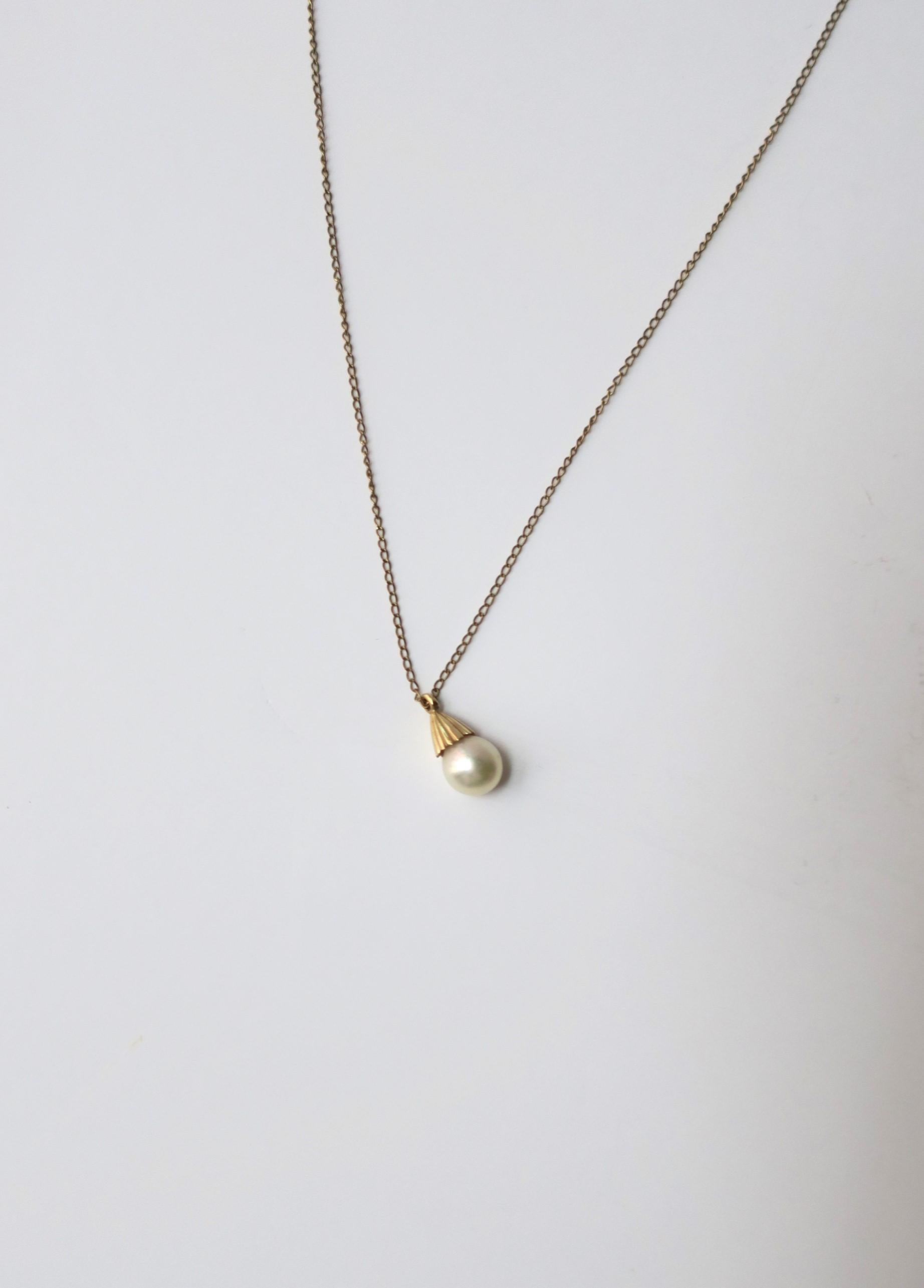 Cultured Pearl and Gold Pendant Necklace 4