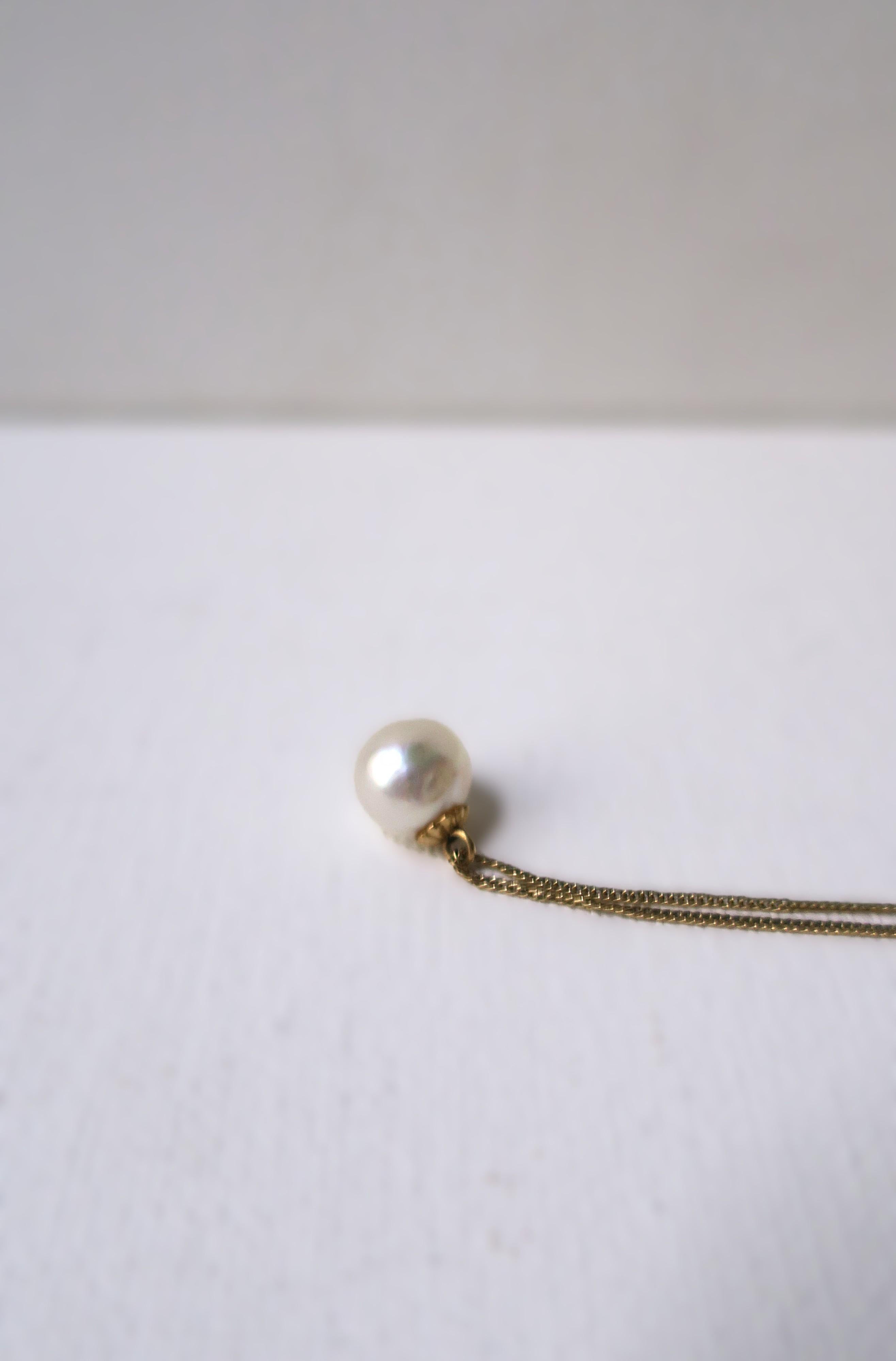 Cultured Pearl and Gold Pendant Necklace For Sale 4