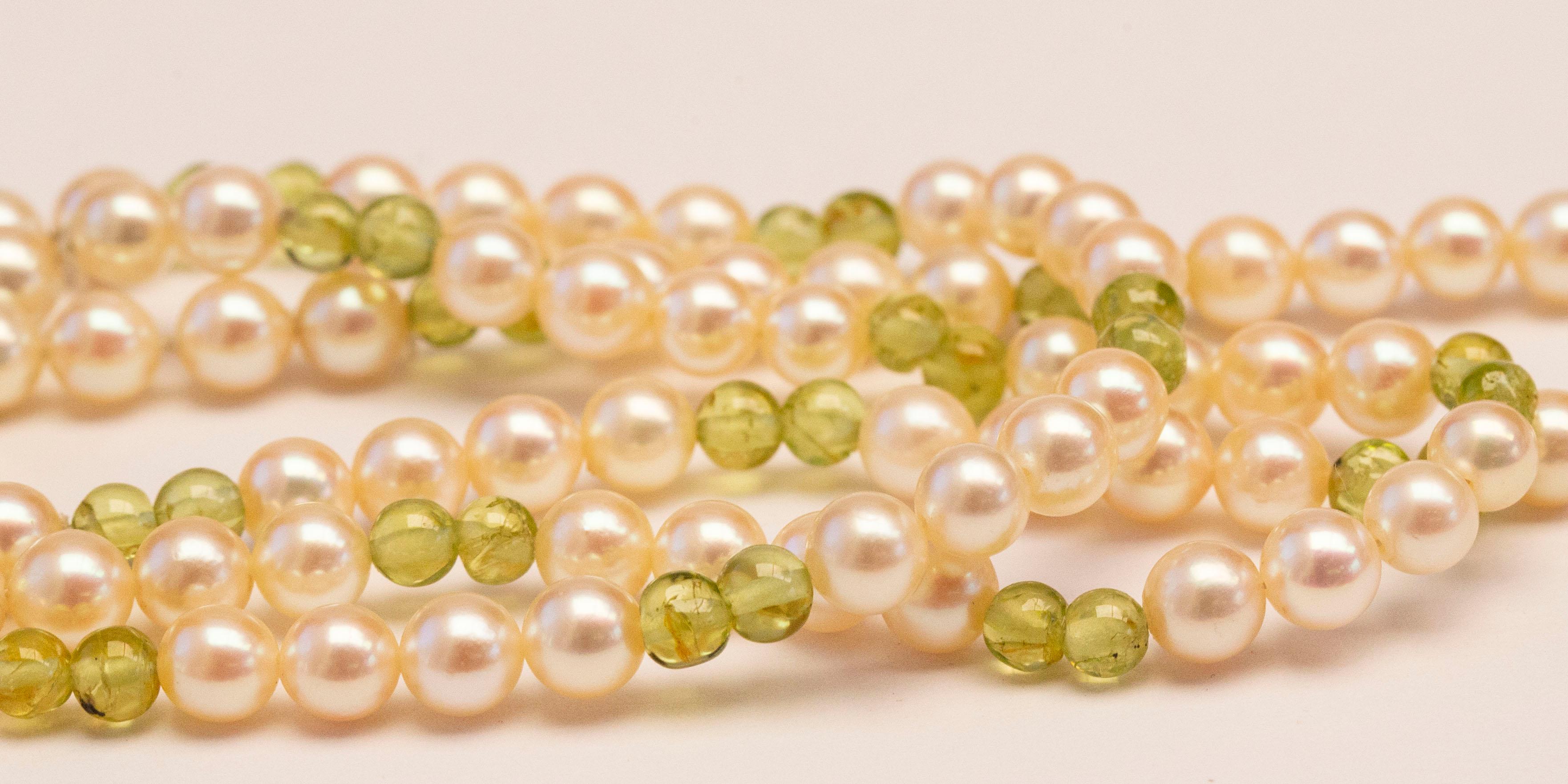 Cultured Pearl and Peridot Triple Strand Bracelet with 14 Karat Gold Closure In Good Condition For Sale In Arnhem, NL