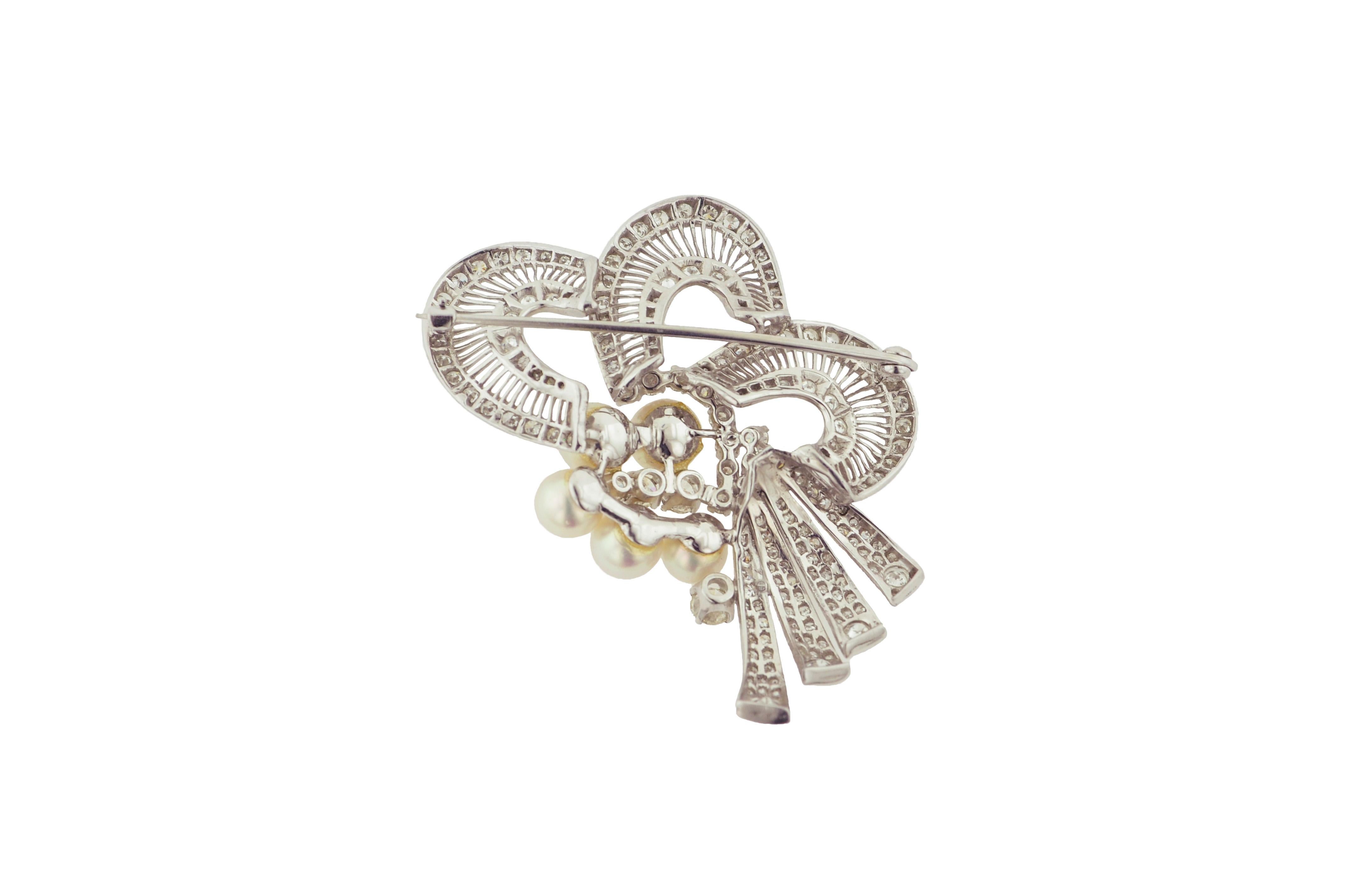 Cultured Pearl Diamond and Gold Brooch In Excellent Condition For Sale In New York, NY