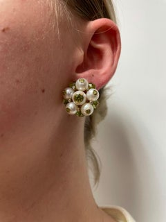 Orecchini con perle coltivate, diamanti e peridoto, realizzati in oro 18 carati da Trianon