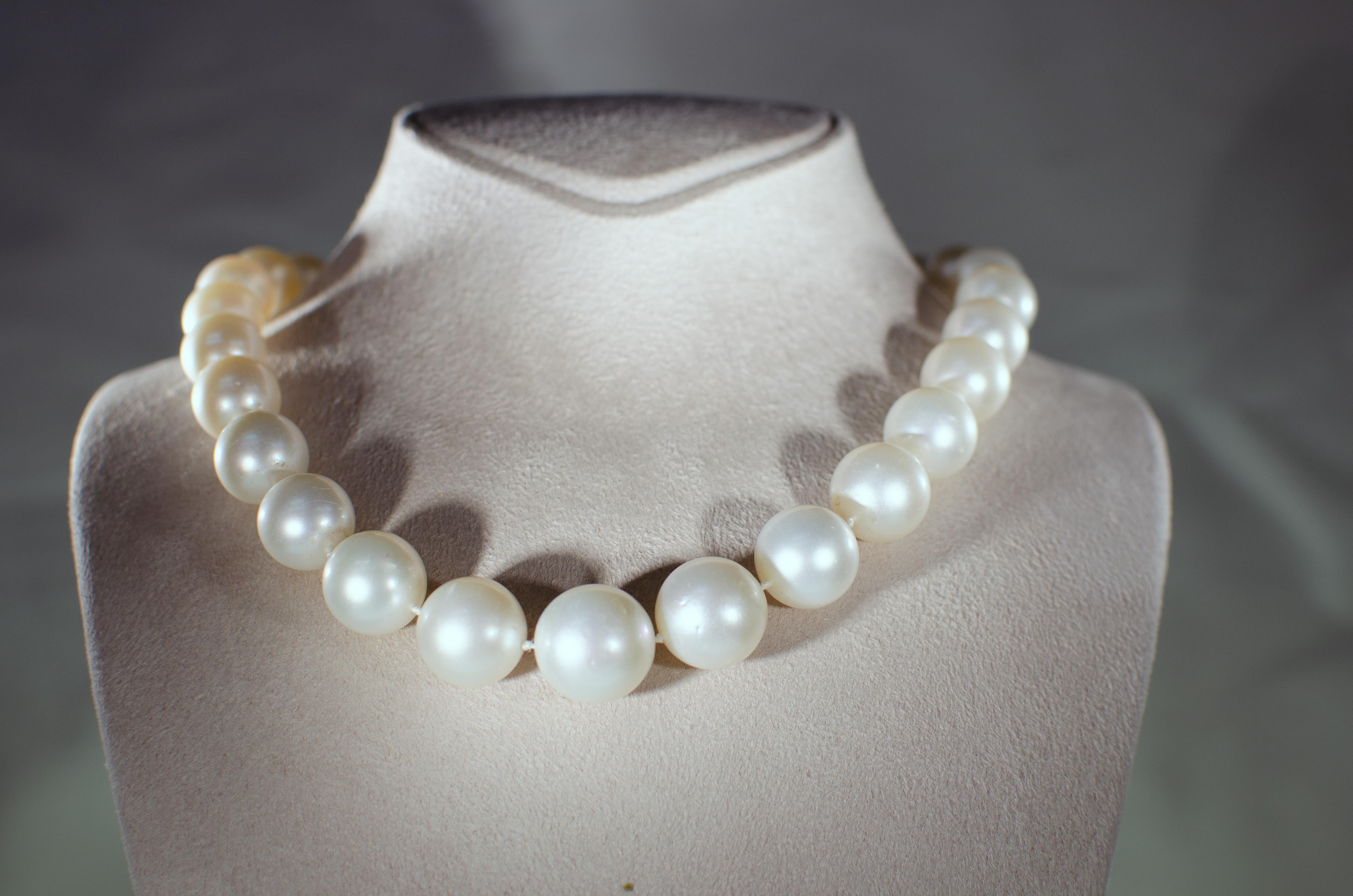 Composed of twenty-nine cultured pearls, measuring approximately 12 to 16 mm.

Completed by a diamond-set spherical clasp 18 k White Gold.

The Diamonds together weighing approximately 6 carats.

Length approximately 480 mm.

Necklace Details:

18 k