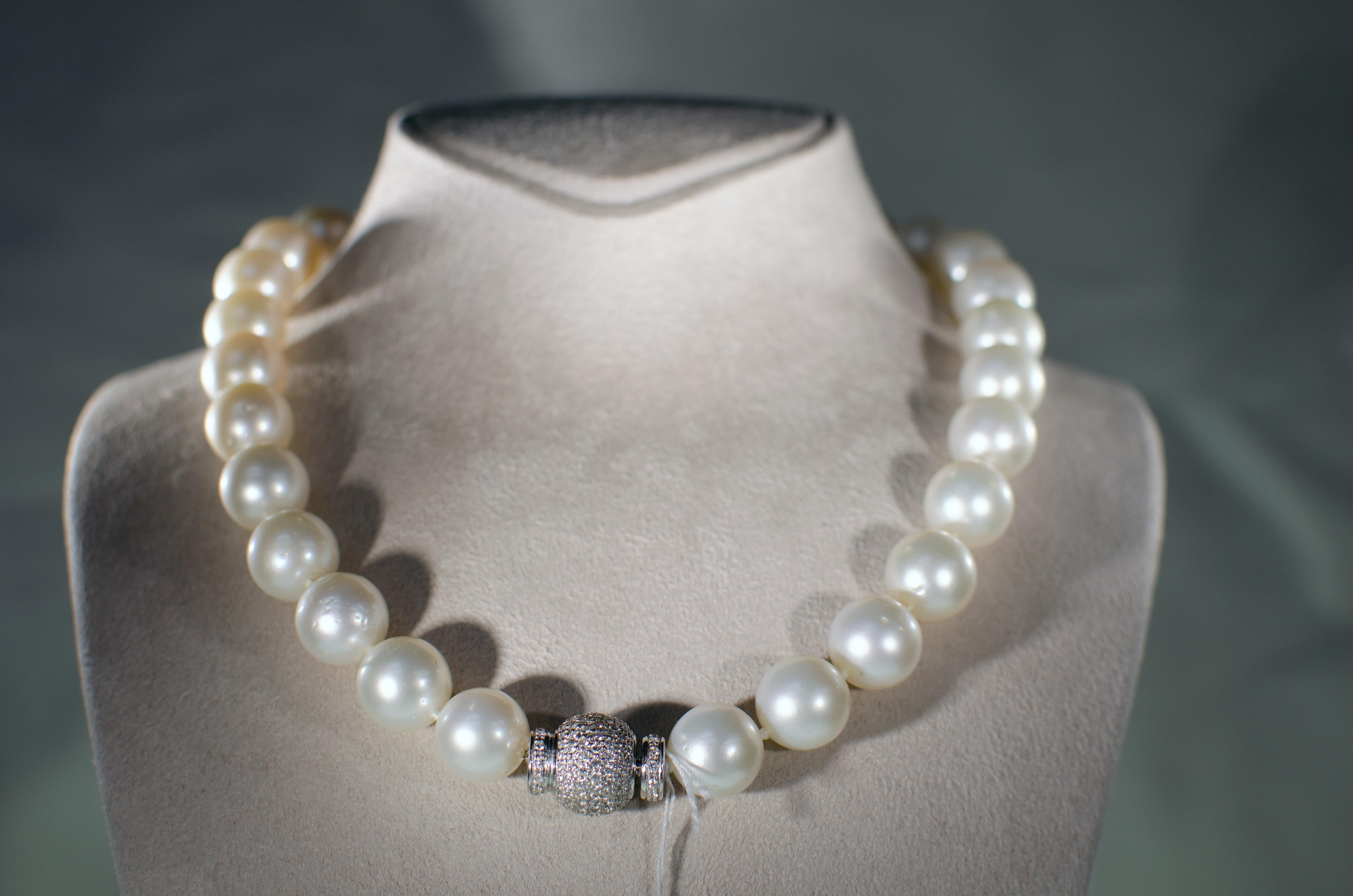 Modern Cultured Pearl & Diamond Nacklace For Sale