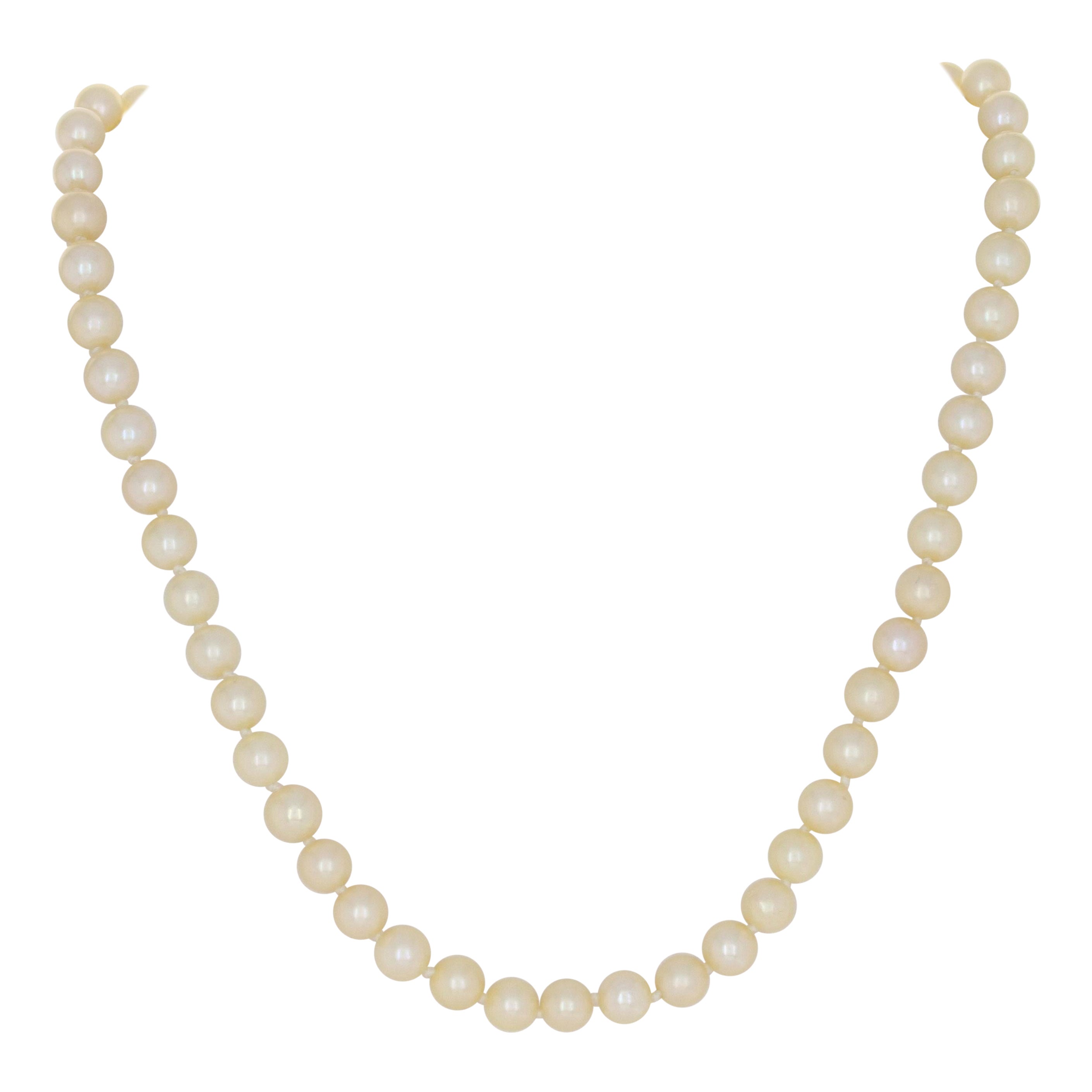 Collana di perle coltivate e diamanti, filo annodato in oro 18k in vendita