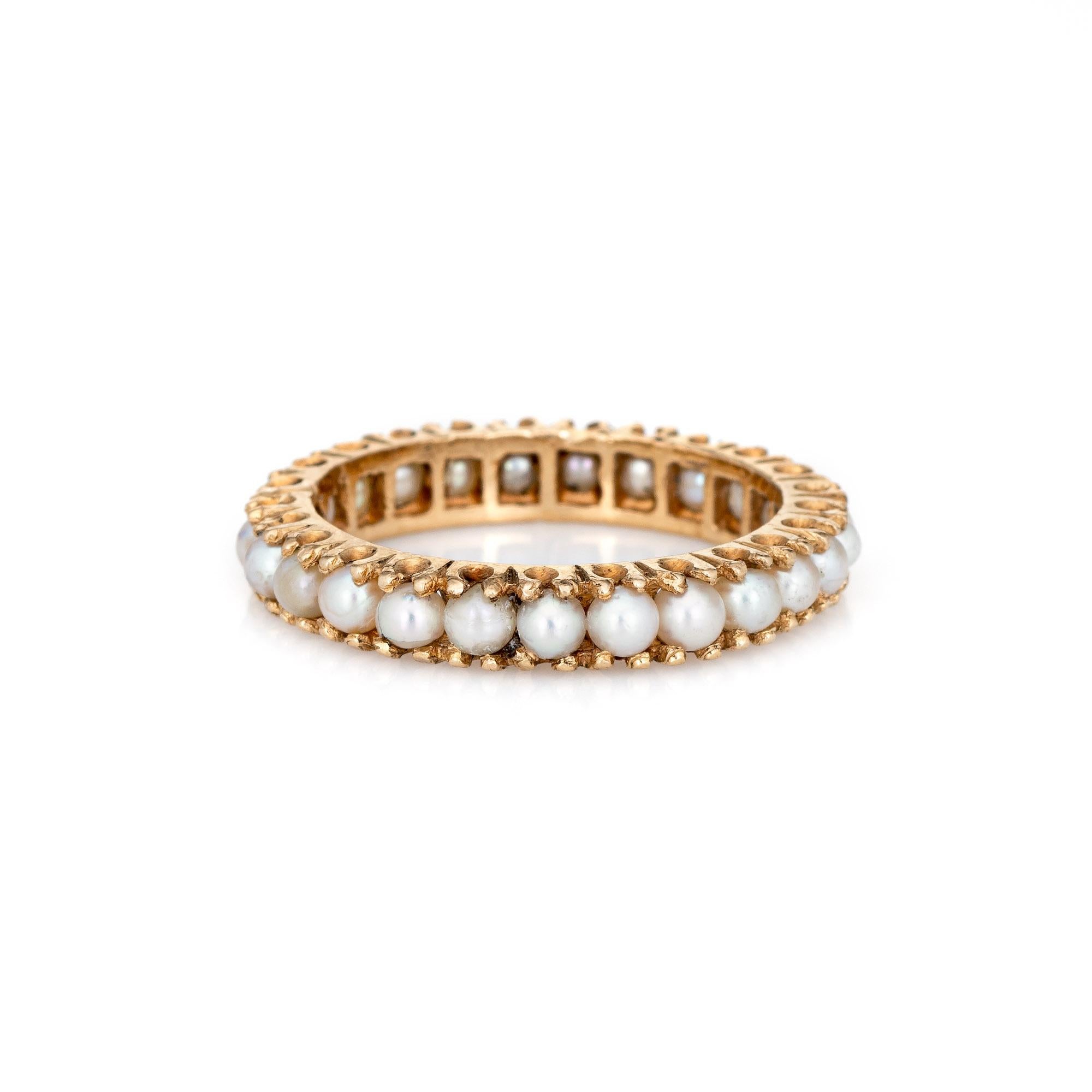 Stilvoller Ewigkeitsring aus 14 Karat Gelbgold mit Zuchtperlen. 

25 Zuchtperlen mit einem Durchmesser von je 2::5 mm. Die Perlen sind gut aufeinander abgestimmt und haben einen zarten Rosé-Ton. 

Die Zuchtperlen sind sicher in Zackenfassungen